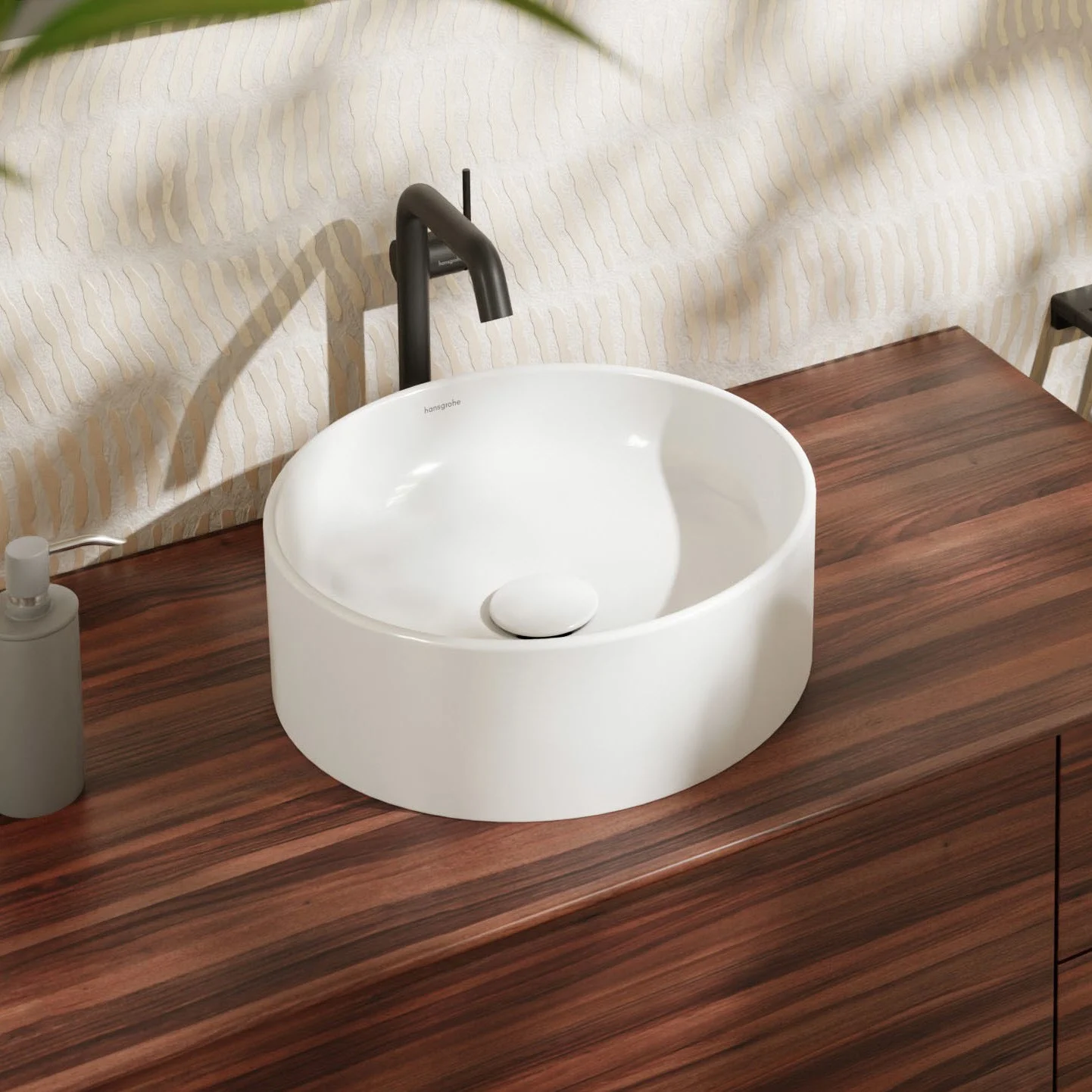 Okrągła umywalka na drewnianej powierzchni w łazience, hansgrohe