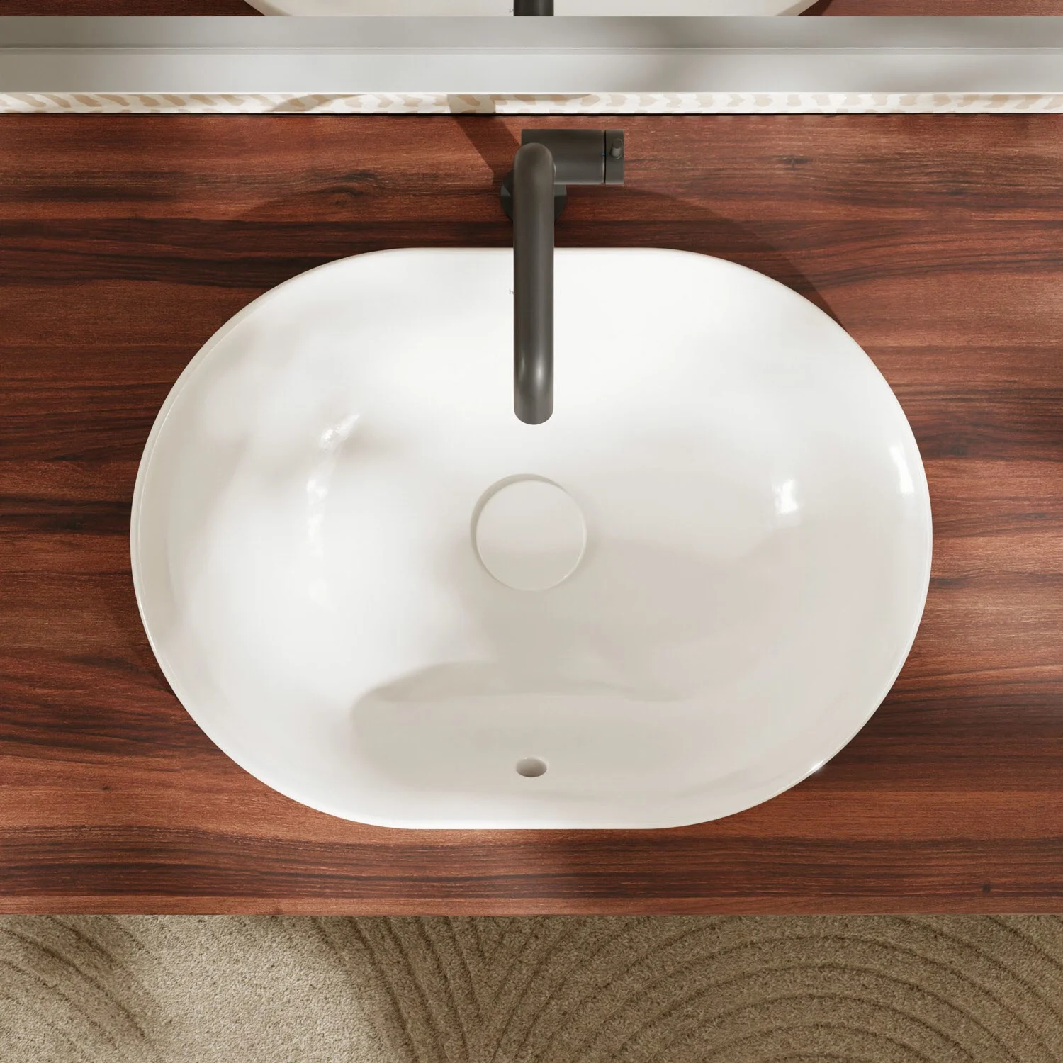 Owalna umywalka na drewnianej powierzchni z góry, hansgrohe