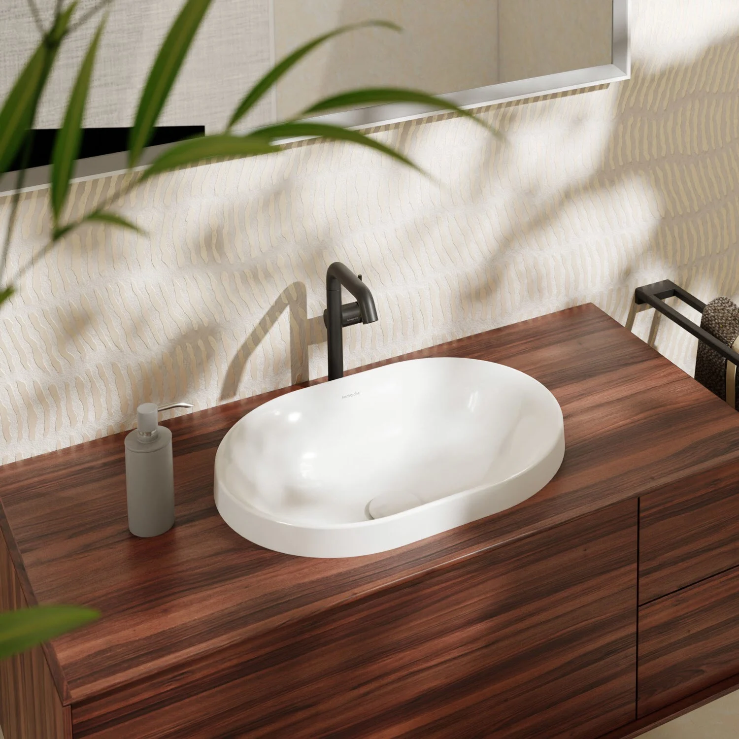 Owalna umywalka na drewnianej szafce w łazience, hansgrohe