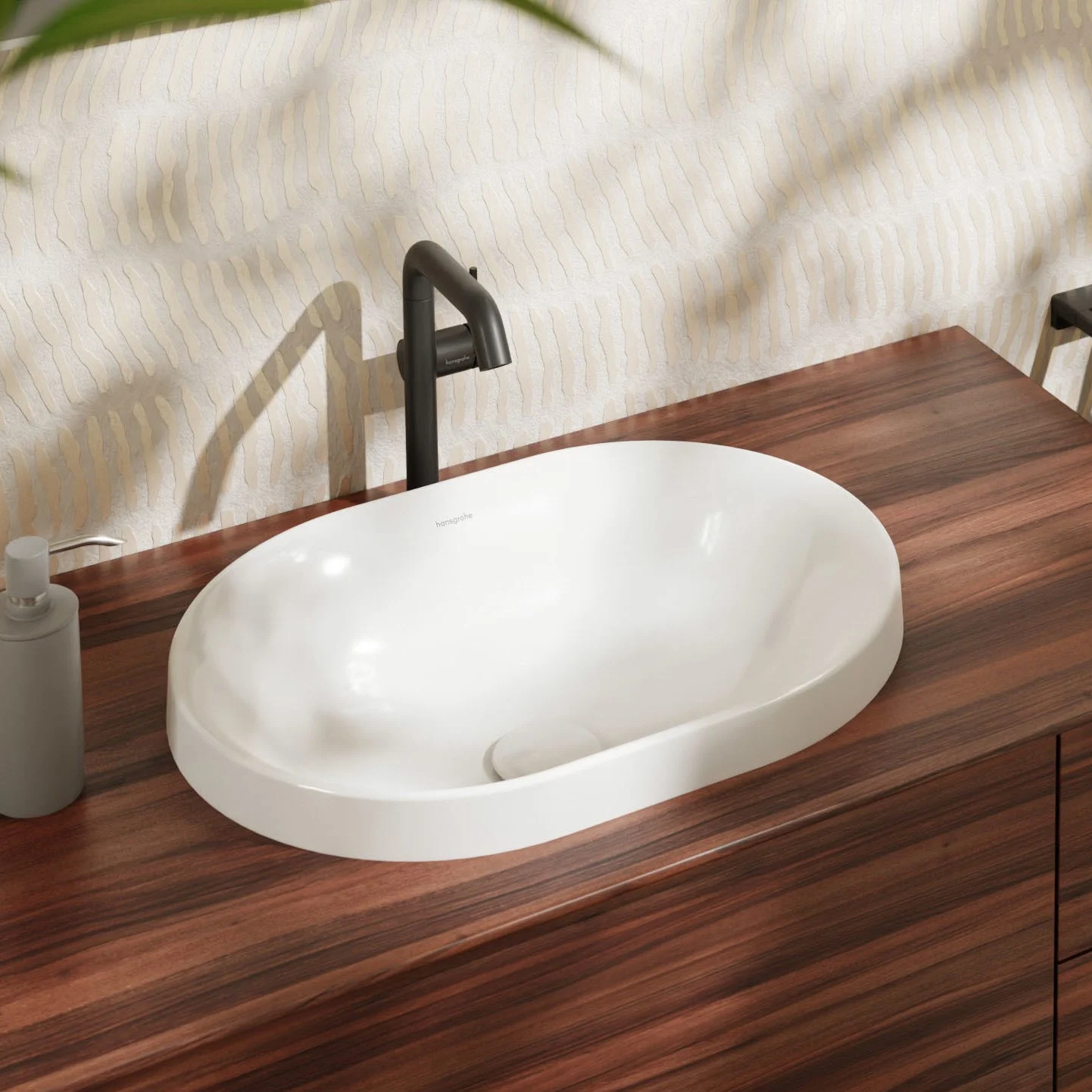 Owalna umywalka na drewnianej powierzchni w łazience, hansgrohe