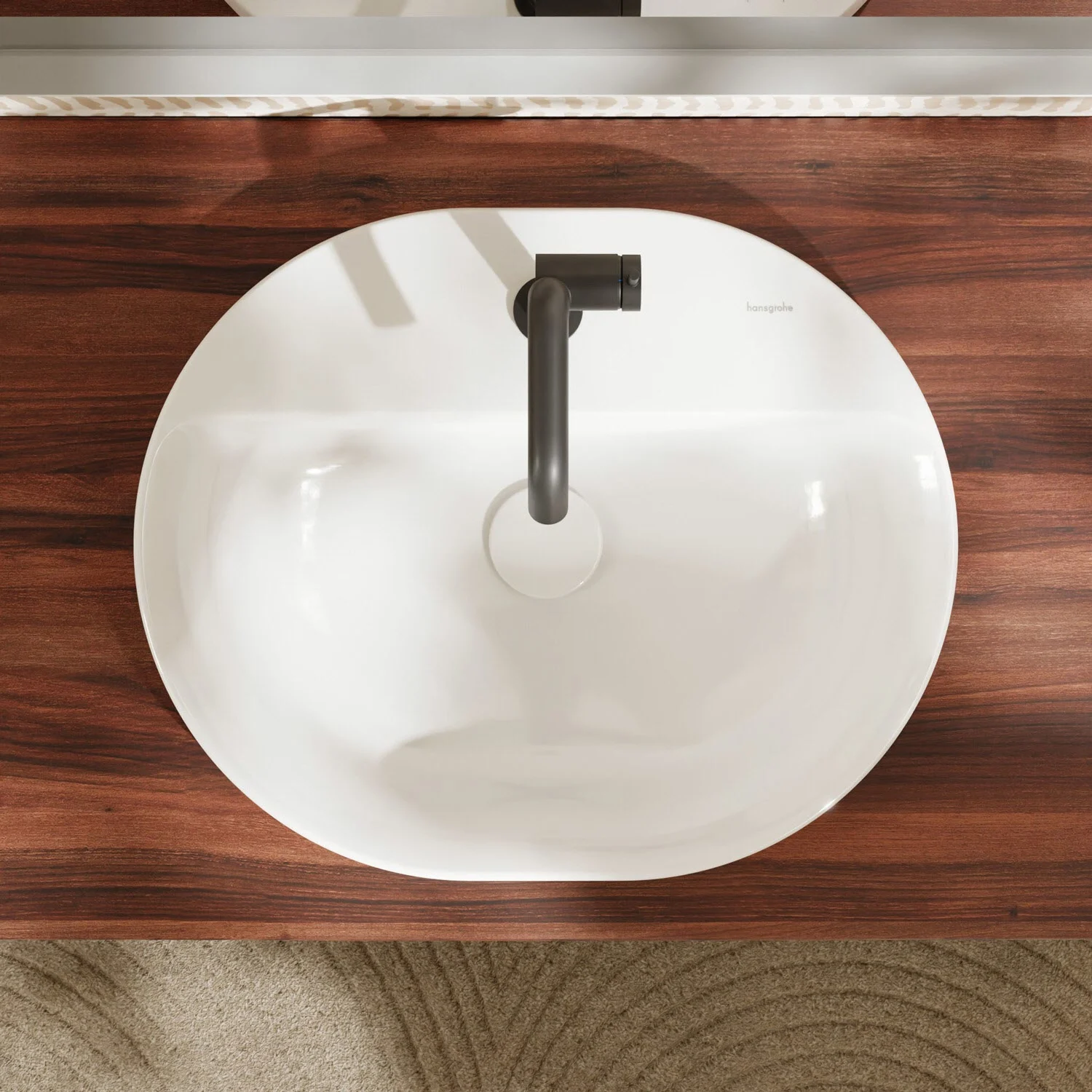 Owalna umywalka na drewnianej powierzchni z góry, hansgrohe