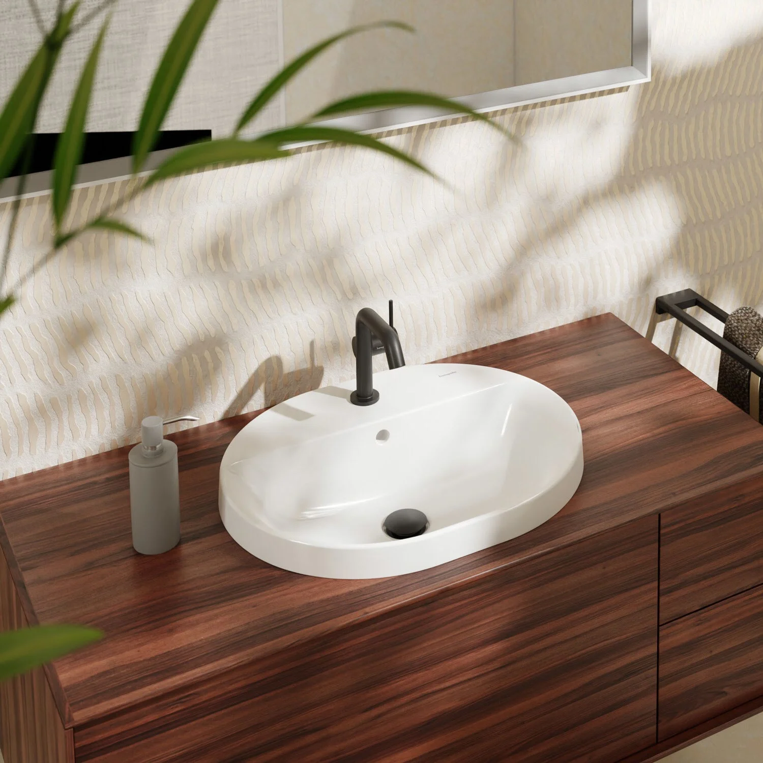 Owalna umywalka na drewnianej szafce w łazience, hansgrohe