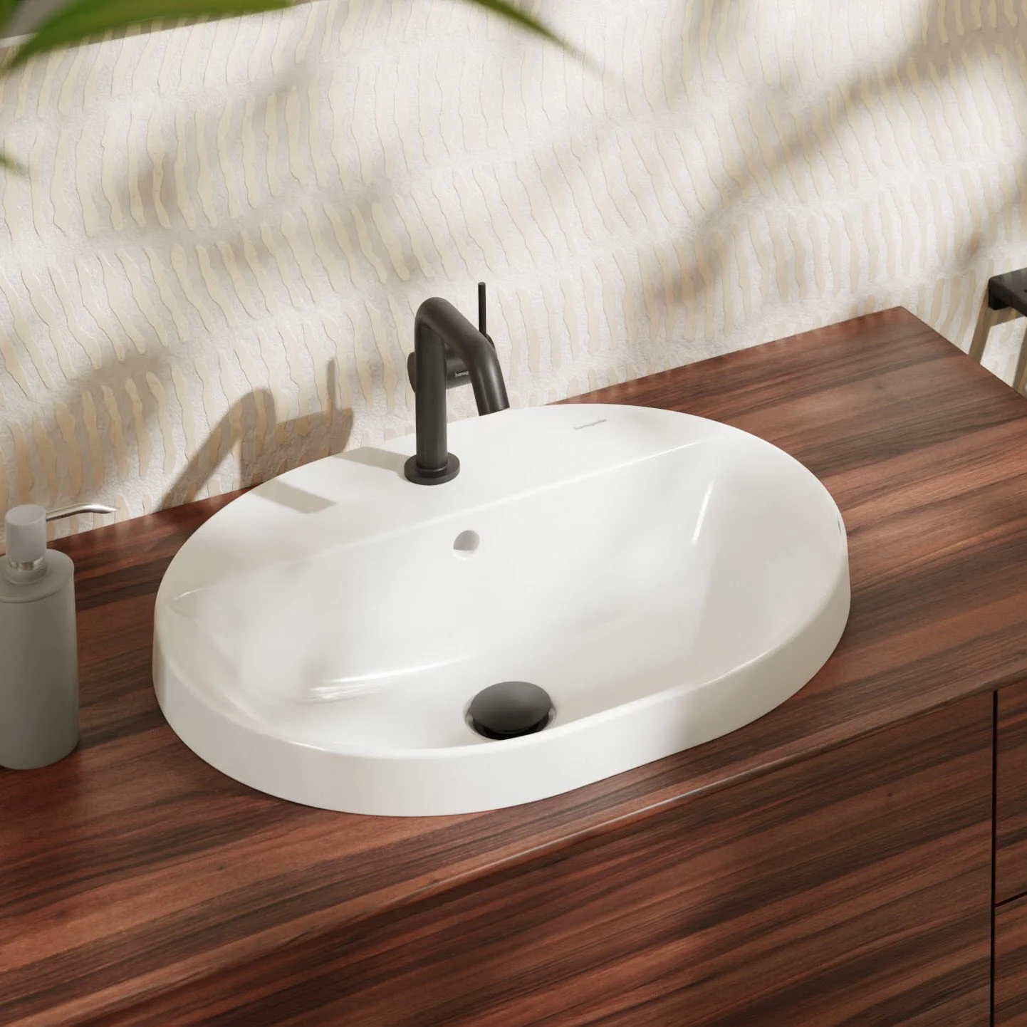 Owalna umywalka na drewnianej powierzchni w łazience, hansgrohe