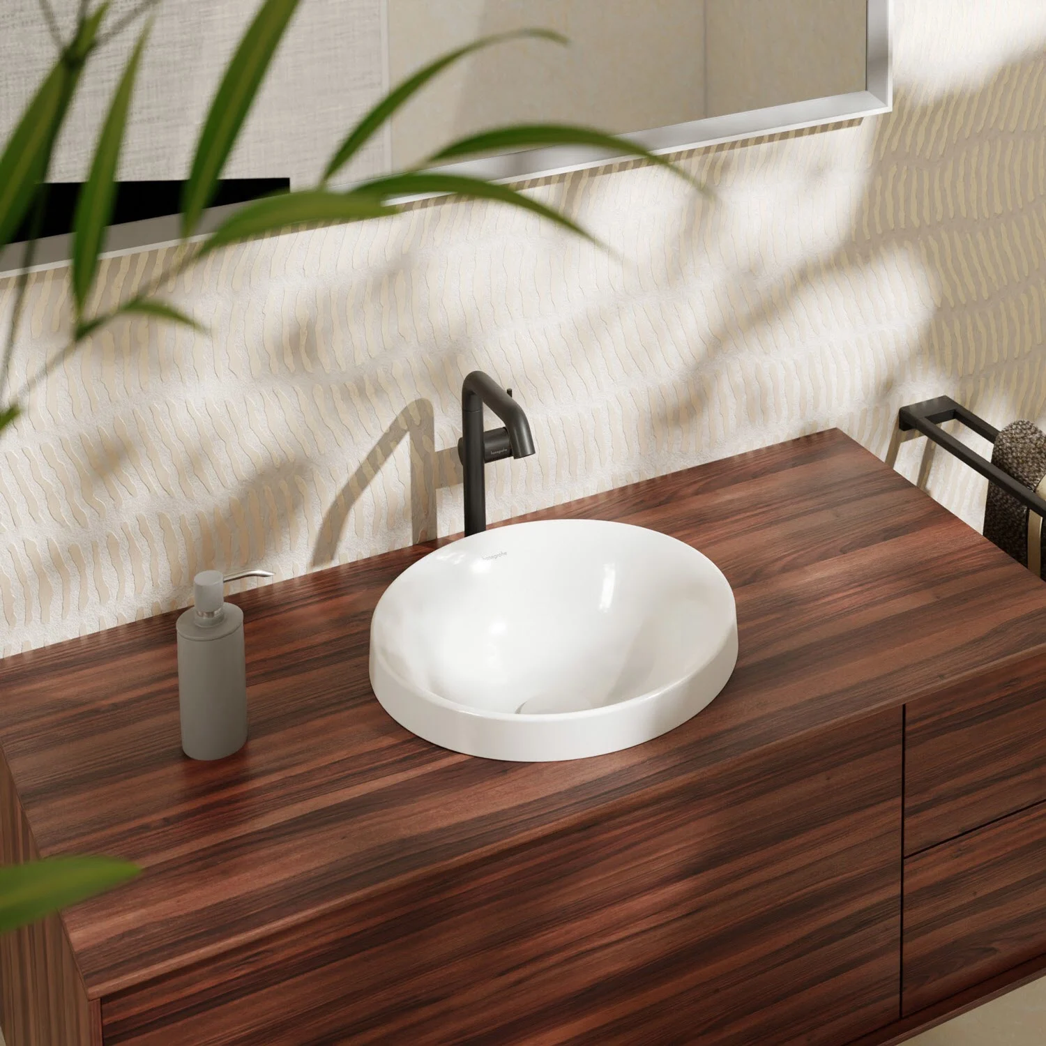 Okrągła umywalka na drewnianej szafce w łazience, hansgrohe