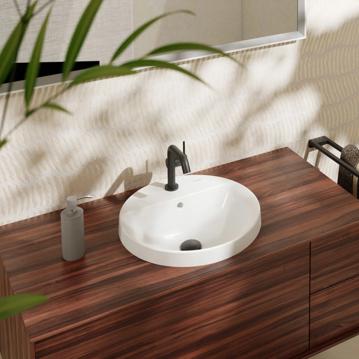 Okrągła umywalka na drewnianej szafce w łazience, hansgrohe