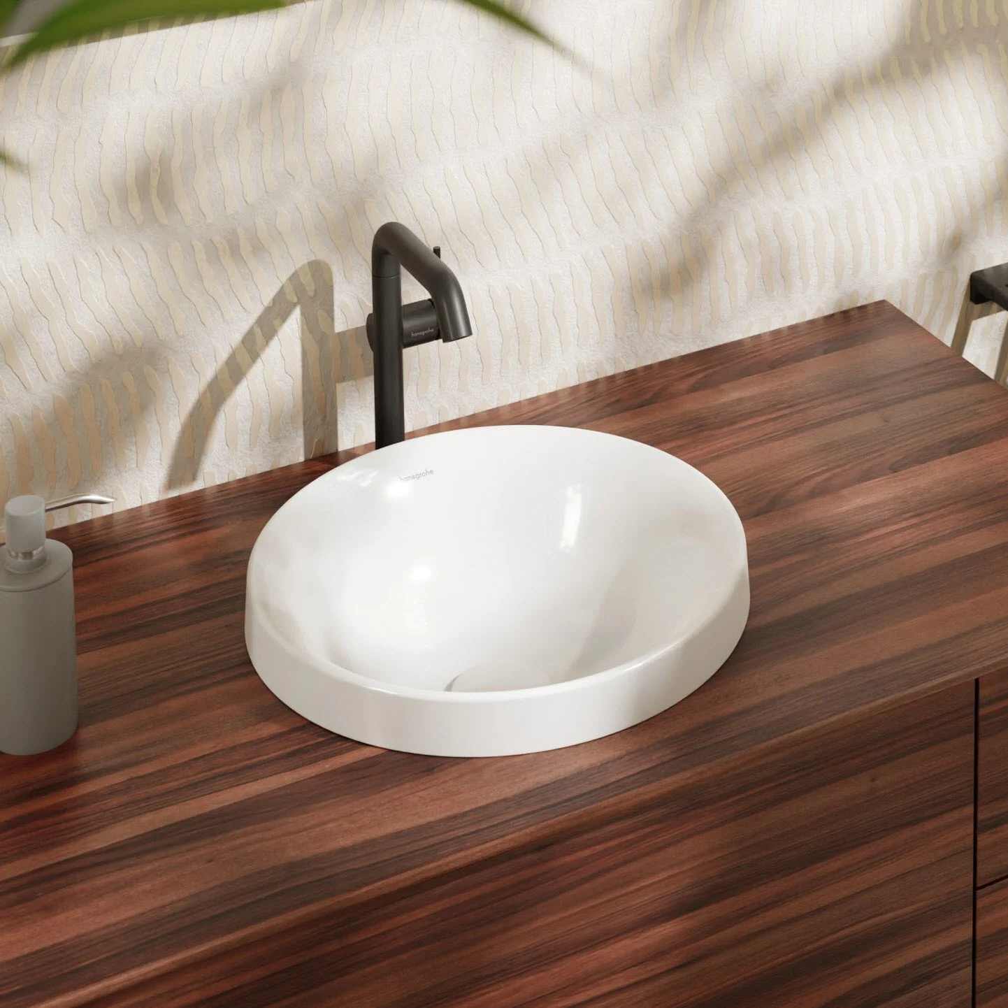 Okrągła umywalka wpuszczana na drewnianej powierzchni w łazience, hansgrohe