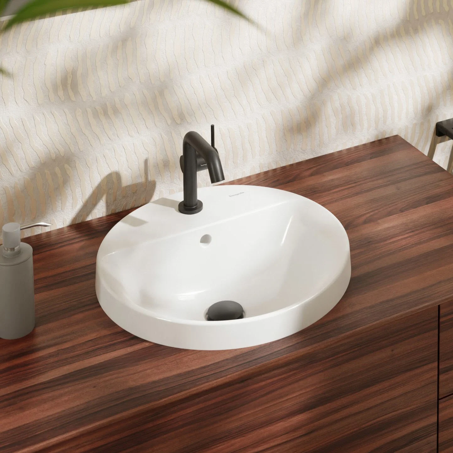Okrągła umywalka wpuszczana na drewnianej powierzchni w łazience, hansgrohe