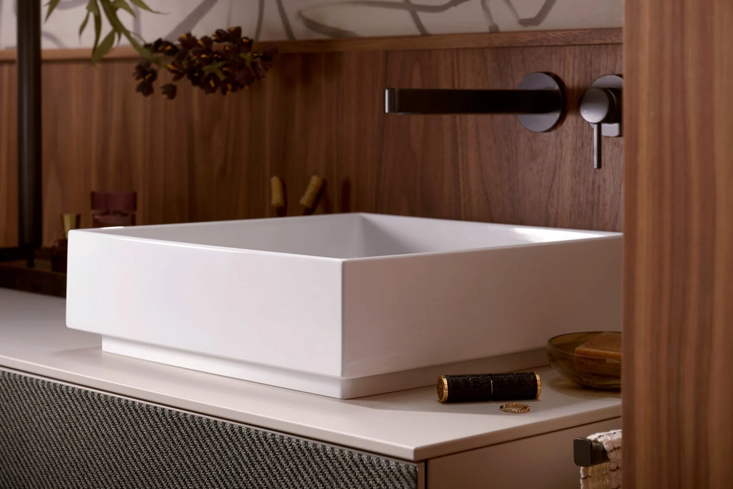 Biały zlew w drewnianym otoczeniu, hansgrohe