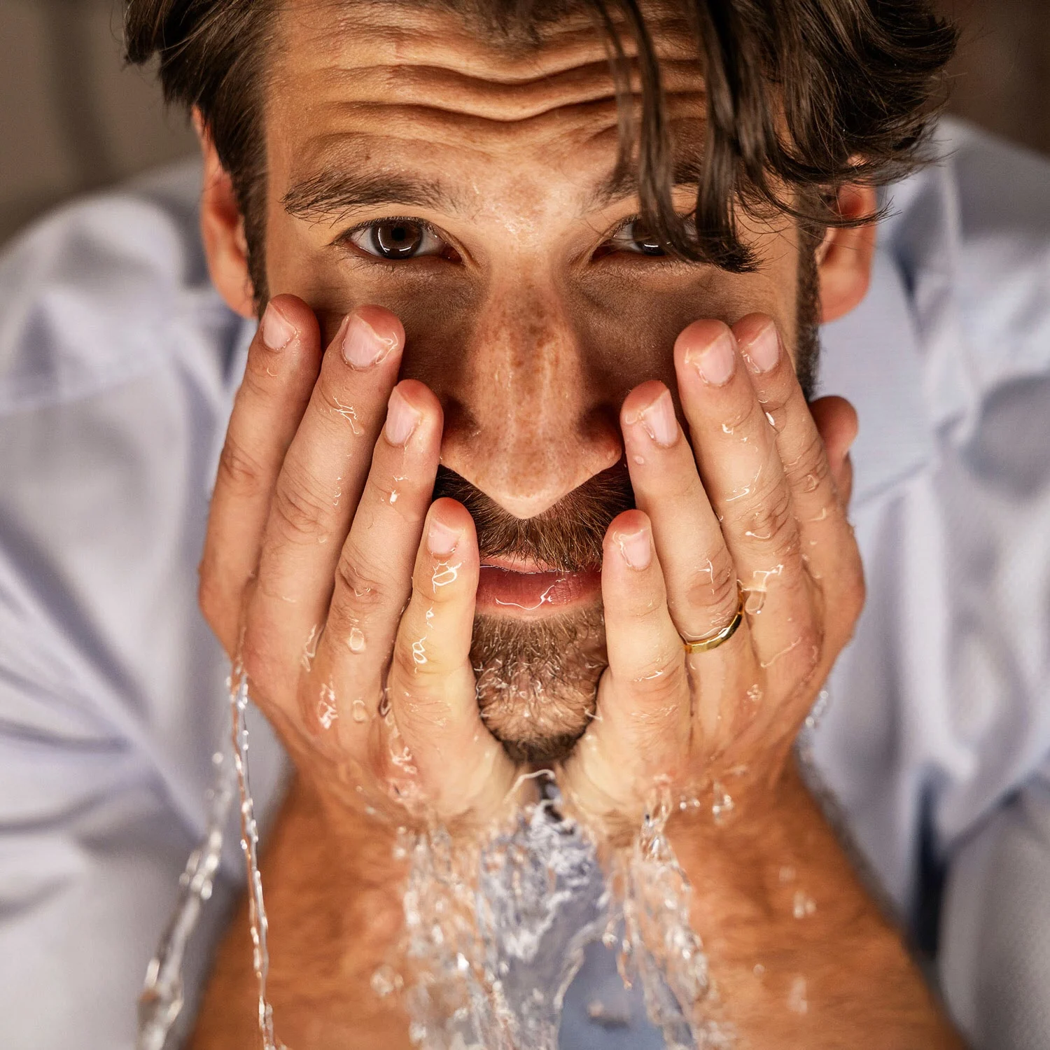 Mężczyzna myjący twarz wodą, hansgrohe