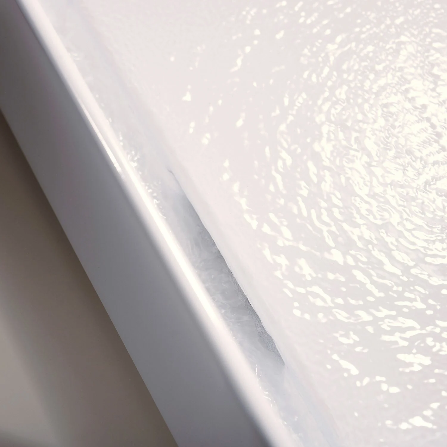 Zbliżenie białej umywalki, hansgrohe