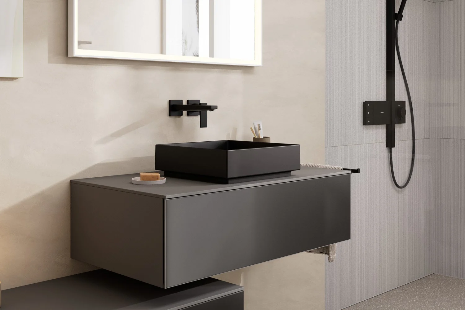 Czarna umywalka na szarej szafce łazienkowej, hansgrohe