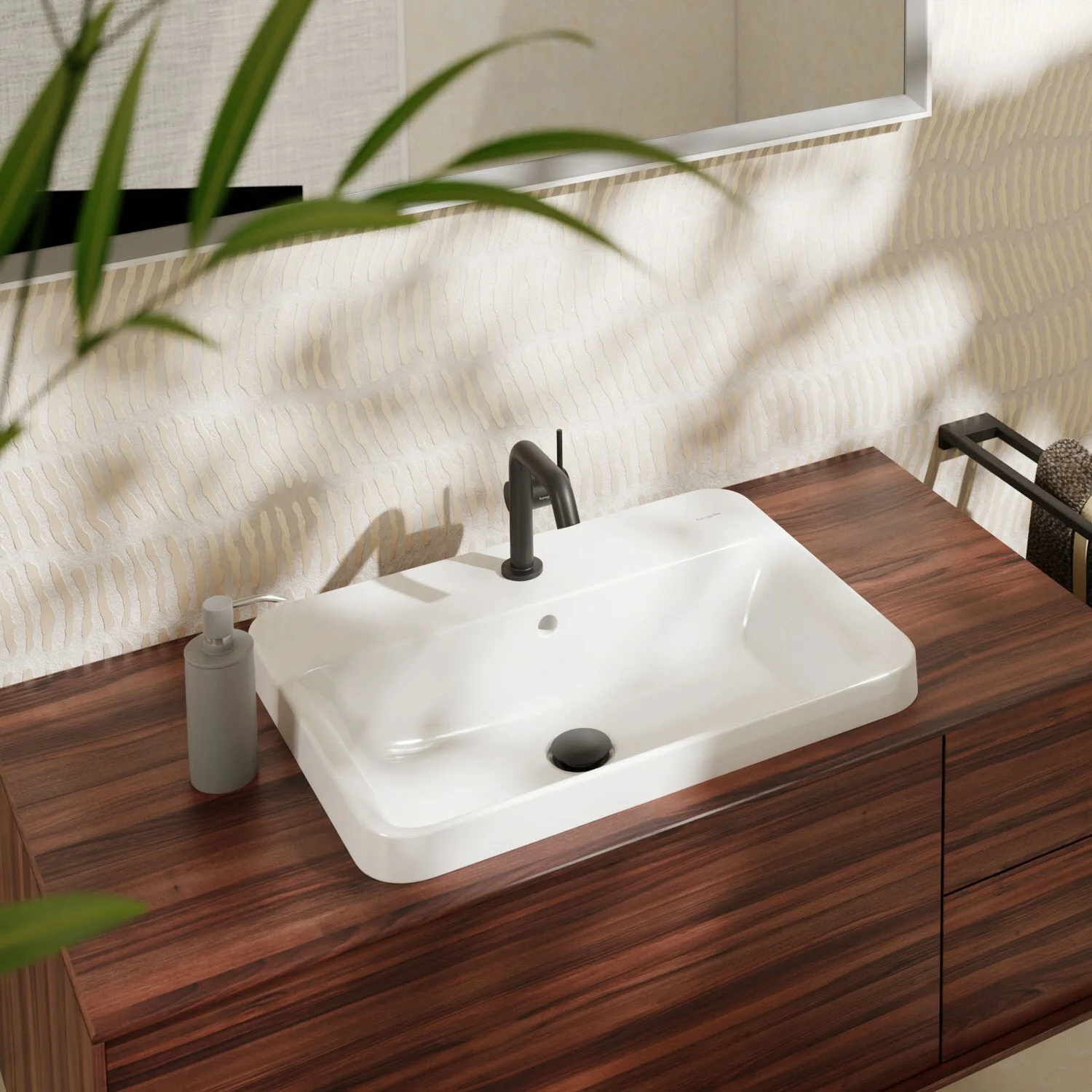 Prostokątna umywalka na drewnianej powierzchni w łazience, hansgrohe