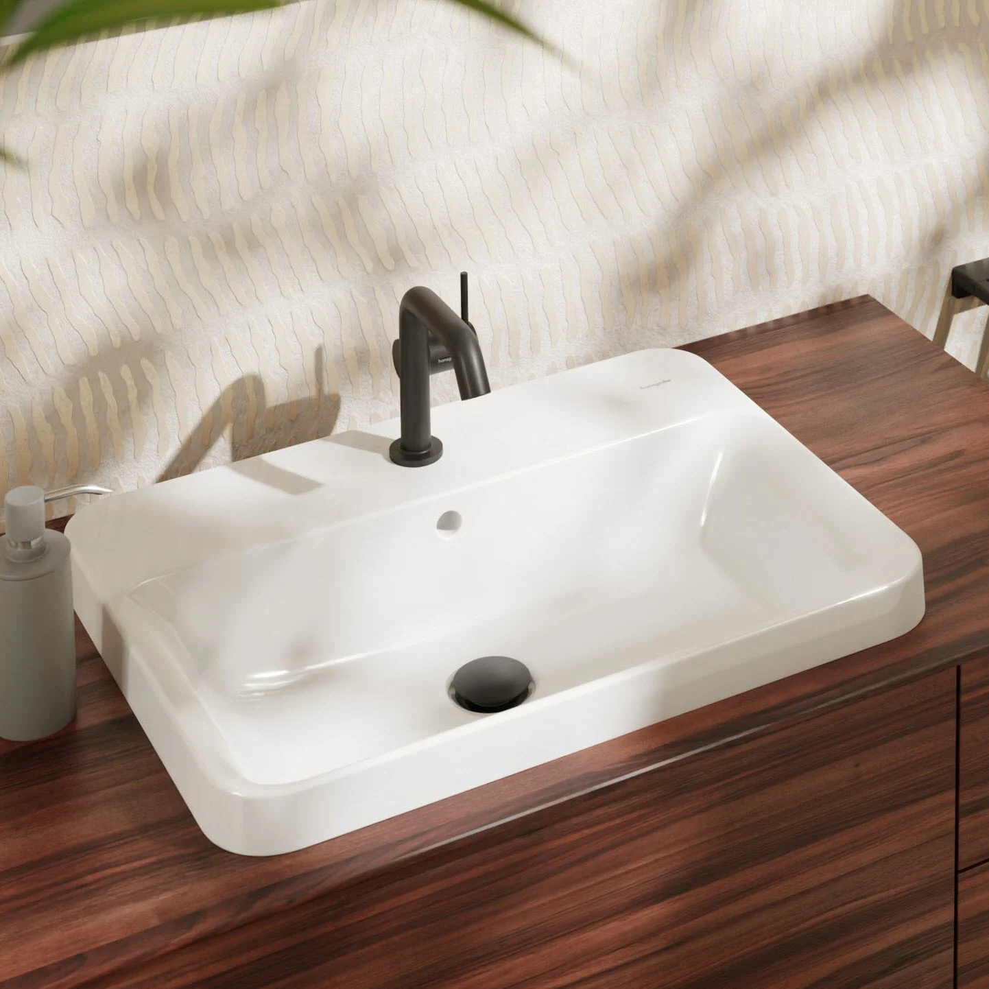 Prostokątna umywalka na drewnianej powierzchni w łazience, hansgrohe