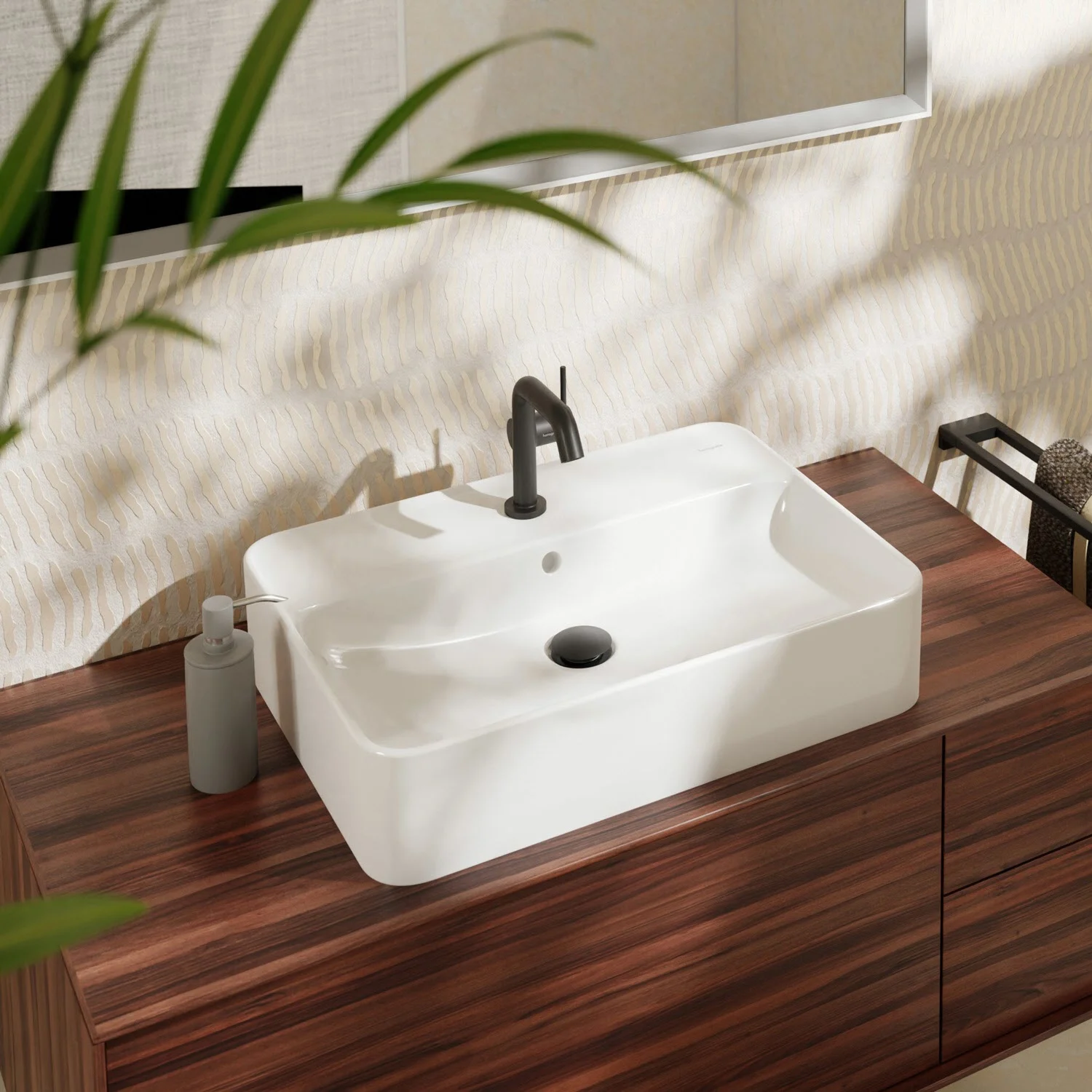 Zbliżenie kwadratowej umywalki nablatowej na drewnianej szafce, hansgrohe