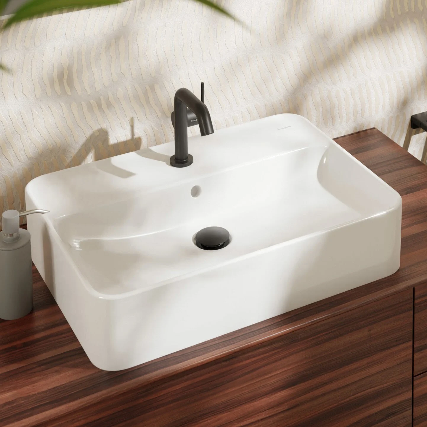Prostokątna umywalka na drewnianej powierzchni, hansgrohe