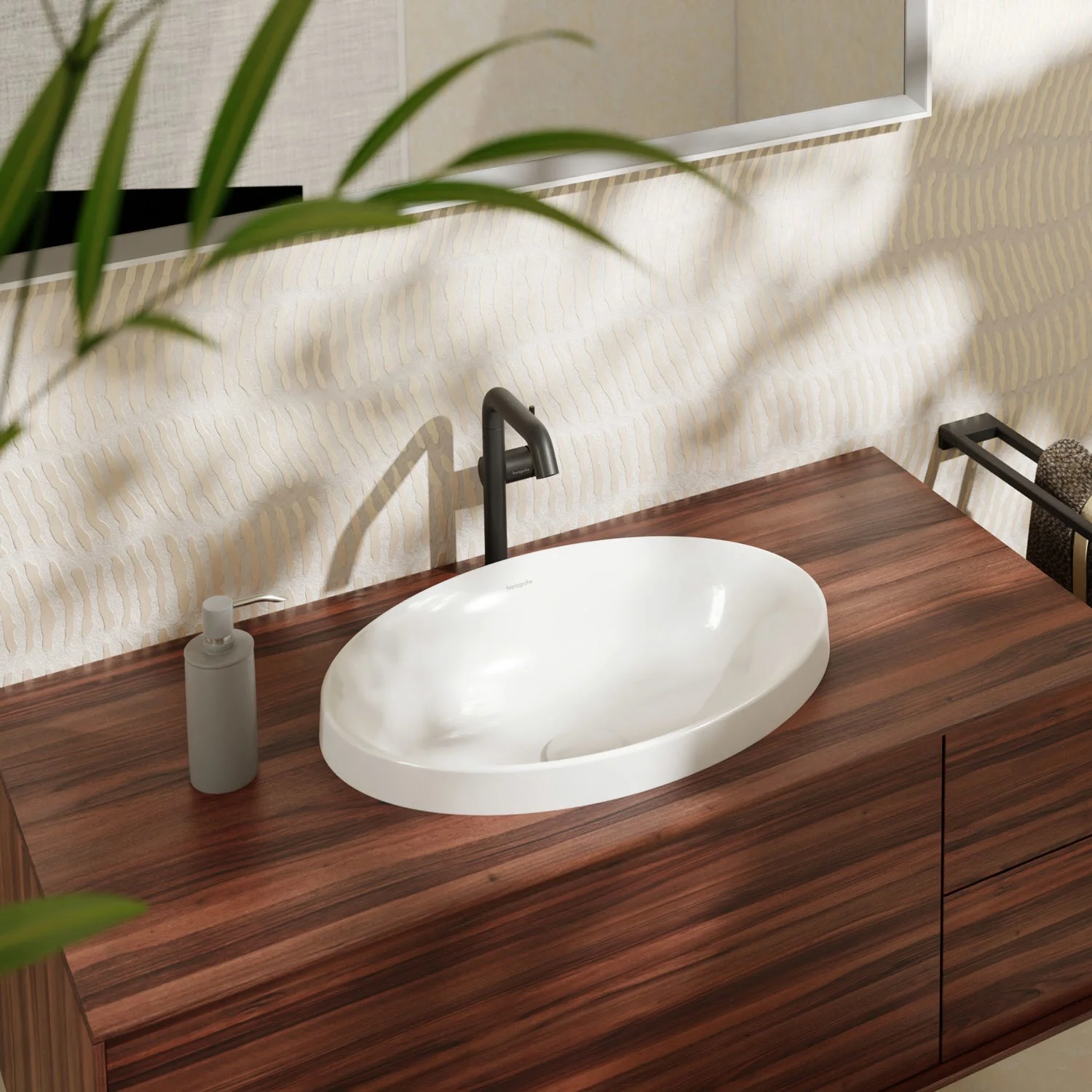 Kwadratowa umywalka wpuszczana na drewnianej powierzchni w łazience, hansgrohe
