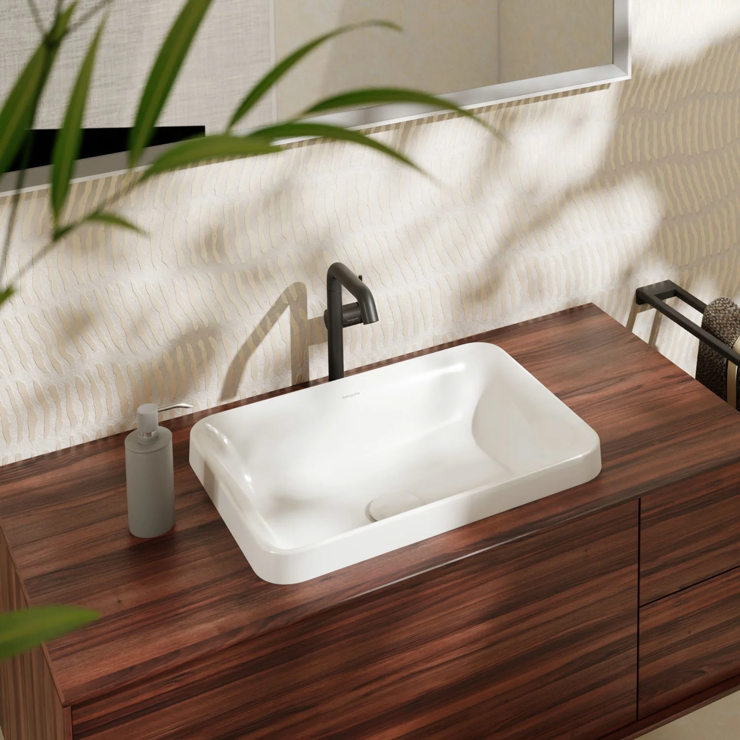 Prostokątna umywalka na drewnianej szafce w łazience, hansgrohe