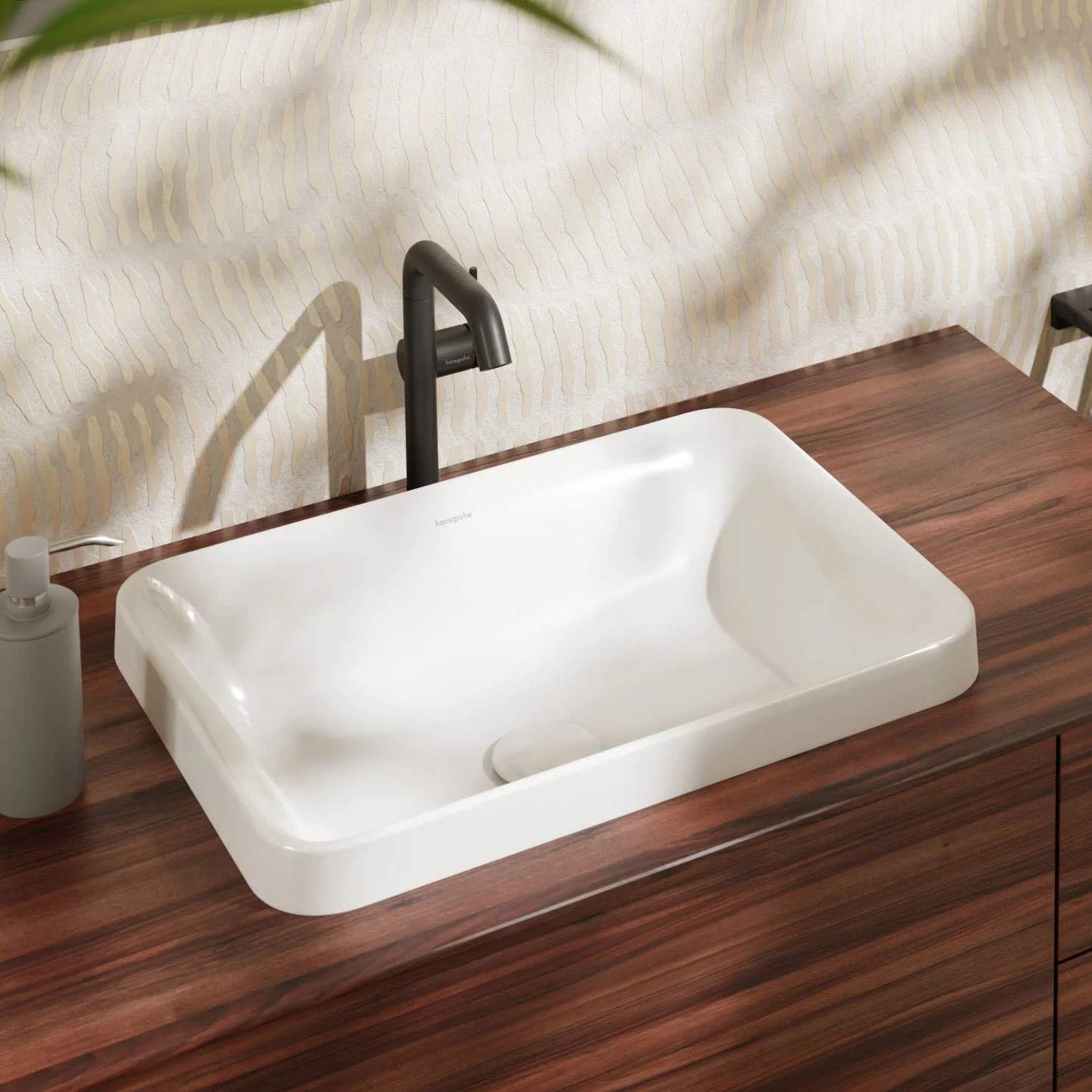 Prostokątna umywalka wpuszczana na drewnianej powierzchni w łazience, hansgrohe