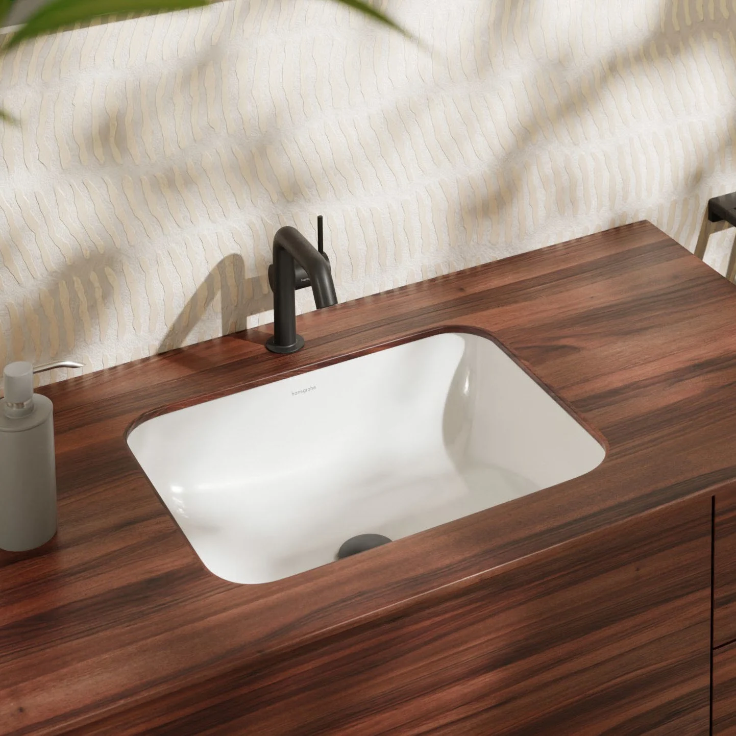Prostokątna umywalka podwieszana na drewnianej powierzchni w łazience, hansgrohe