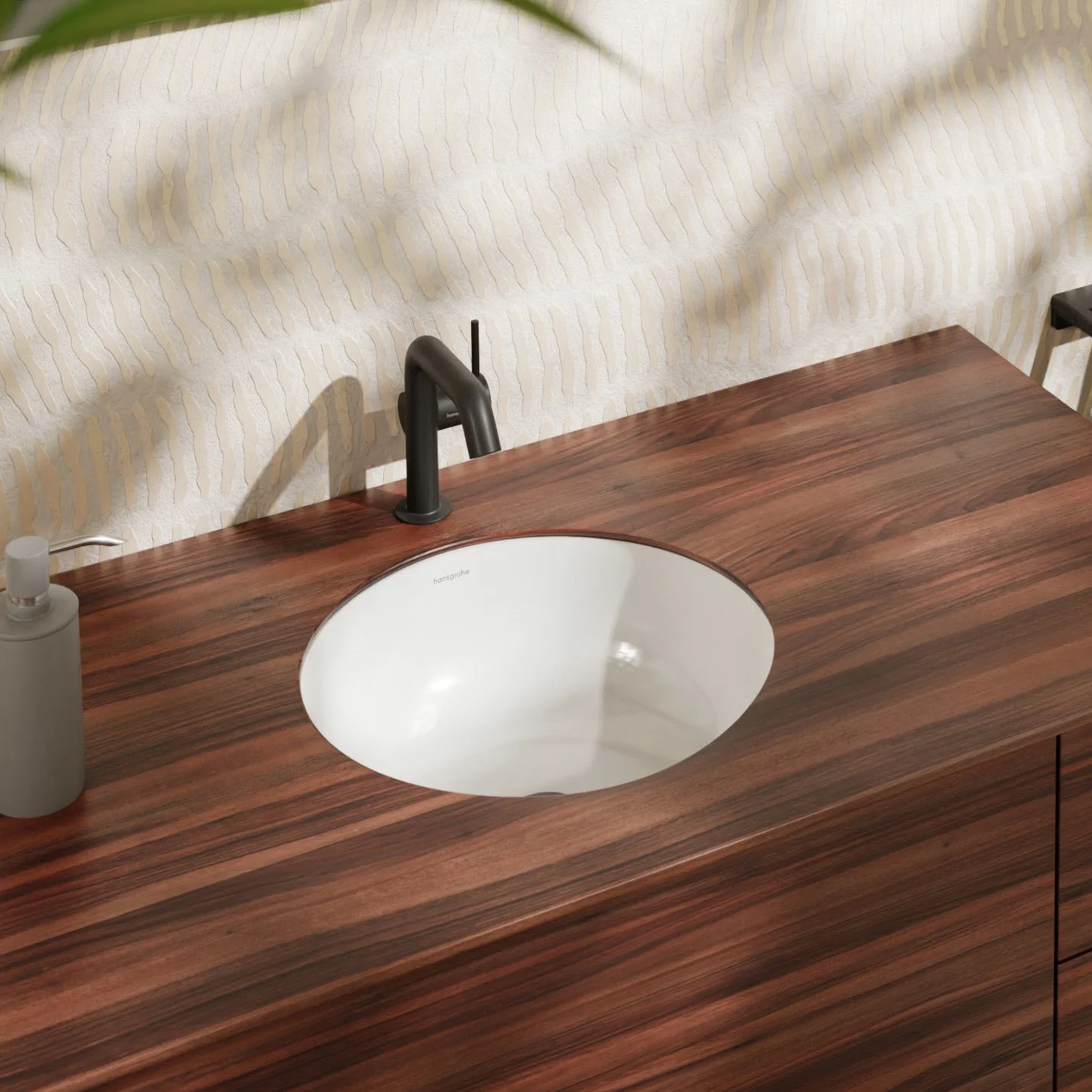 Okrągła umywalka podblatowa zintegrowana z drewnianym blatem, hansgrohe