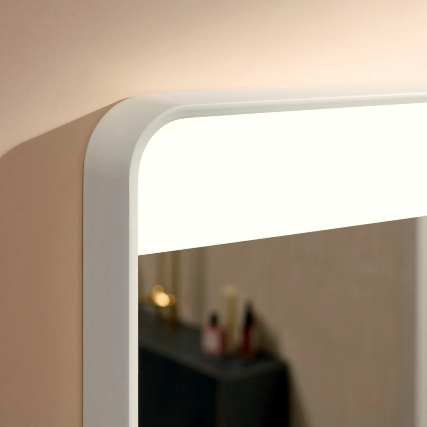 Lustro z podświetlaną ramą w łazience, hansgrohe