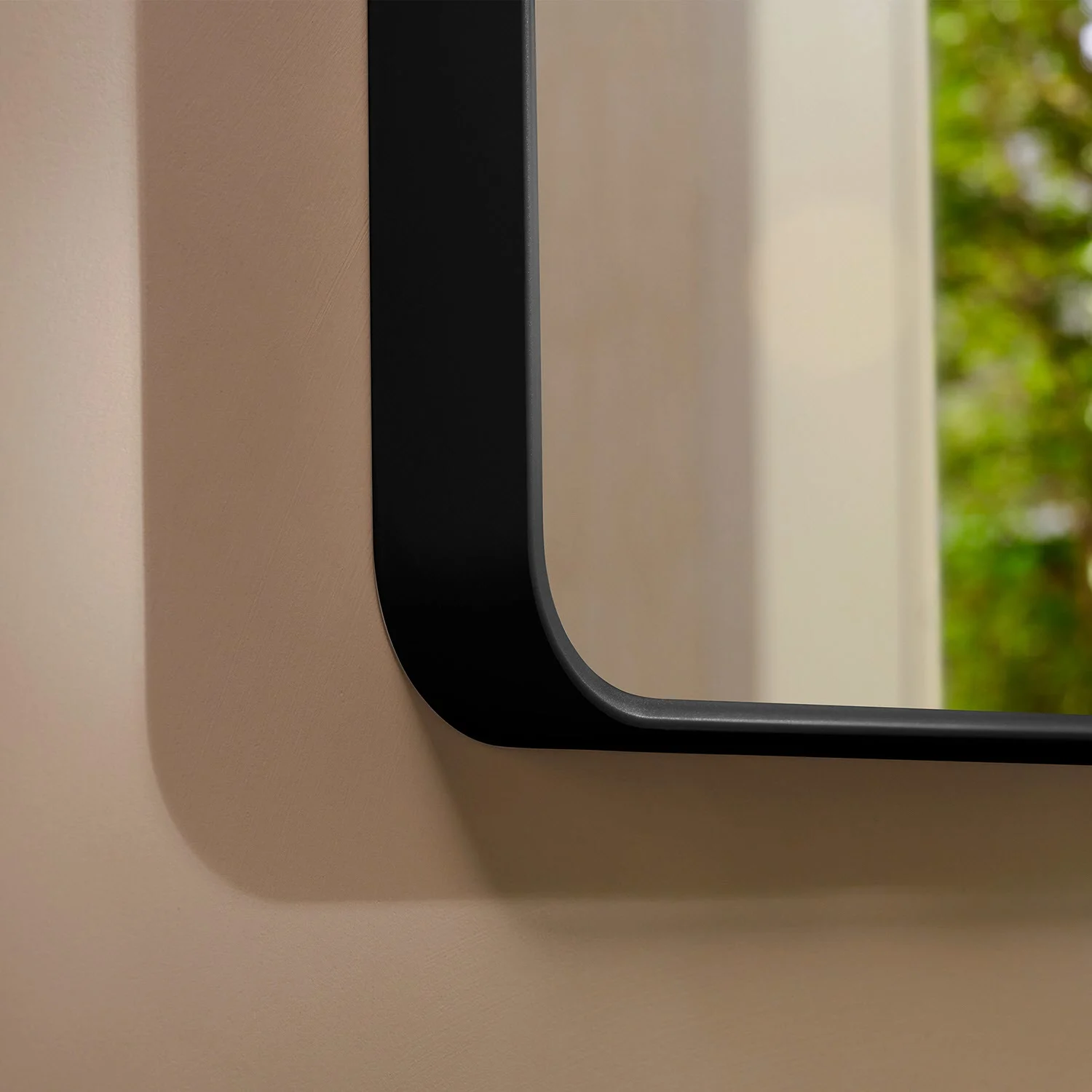 Zbliżenie lustra z czarną ramą, hansgrohe