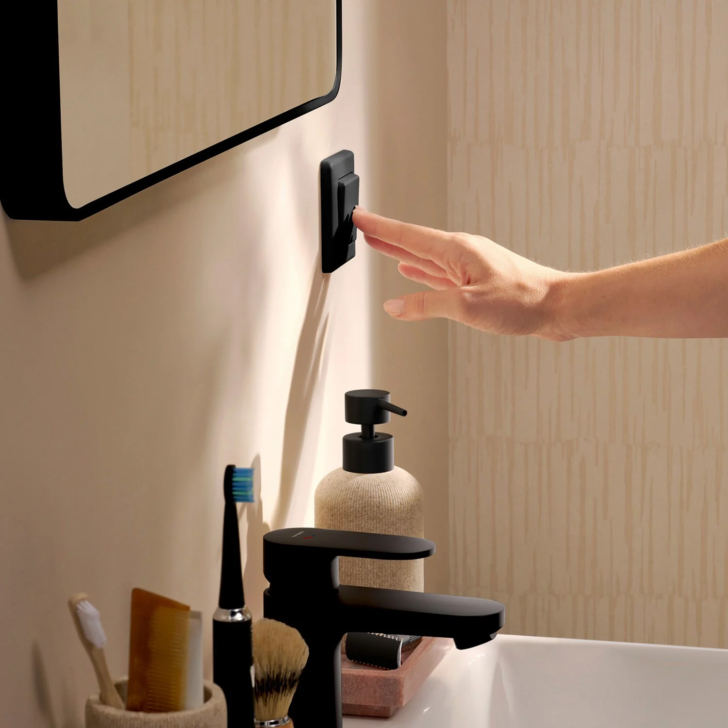 Ręka obsługuje włącznik światła w łazience, hansgrohe