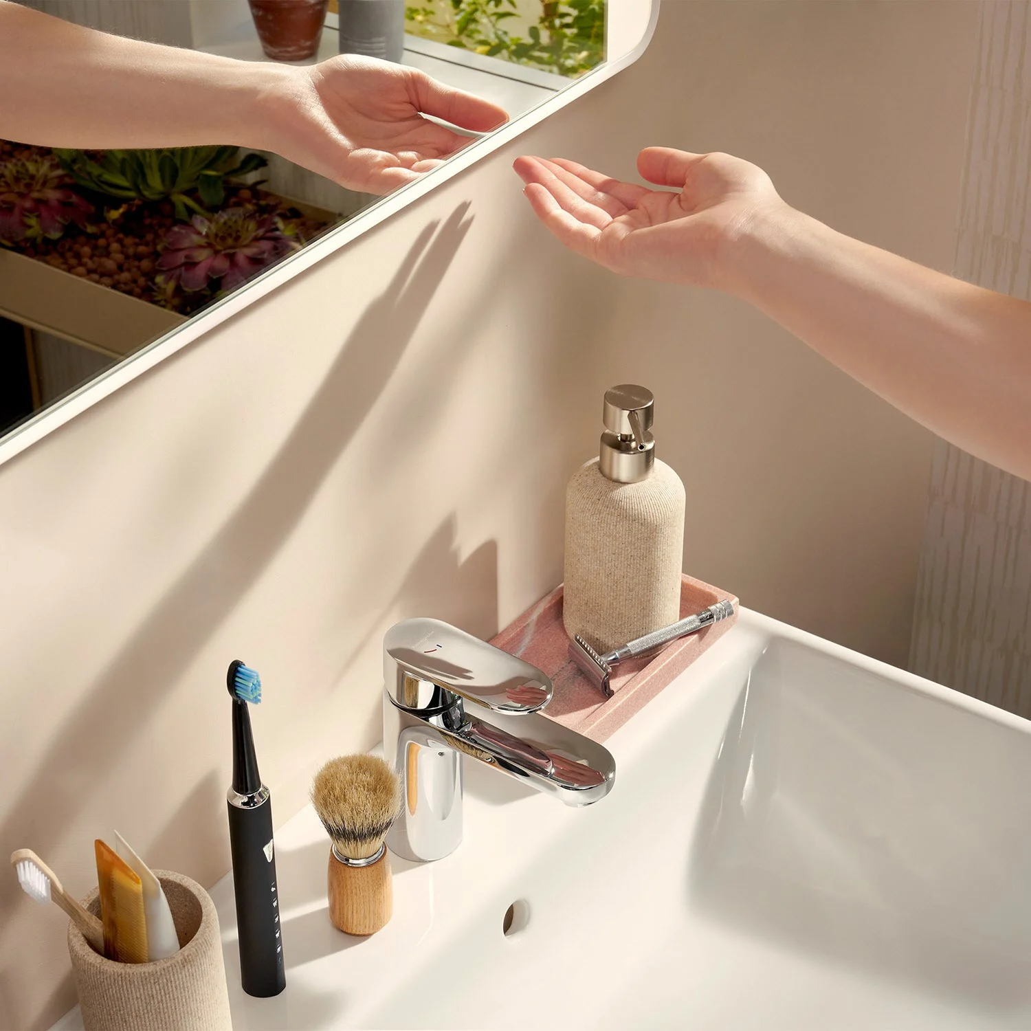 Umywalka ze srebrną baterią i lustrem, hansgrohe