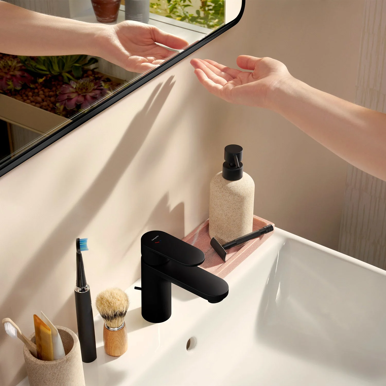 Umywalka z czarną baterią i lustrem, hansgrohe