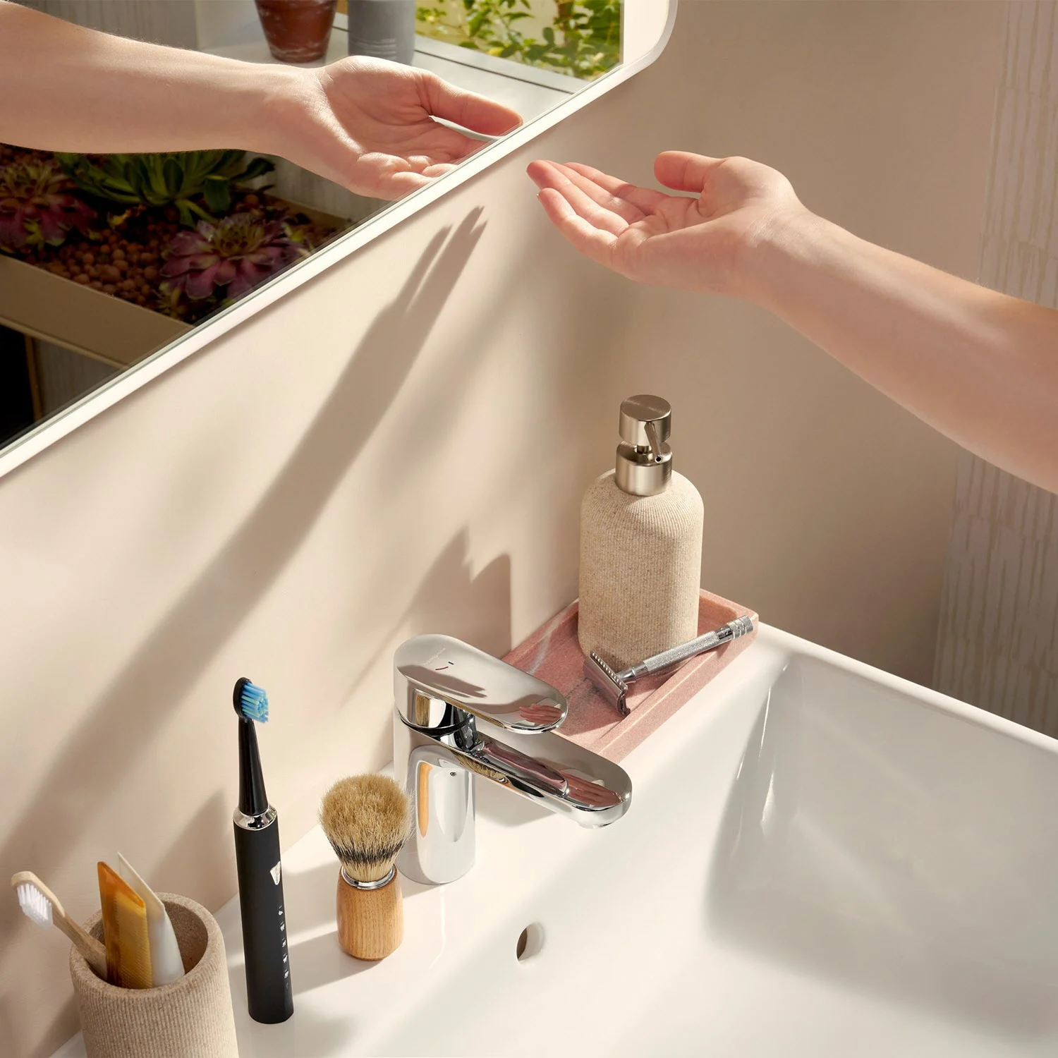 Zbliżenie umywalki z lustrem, hansgrohe