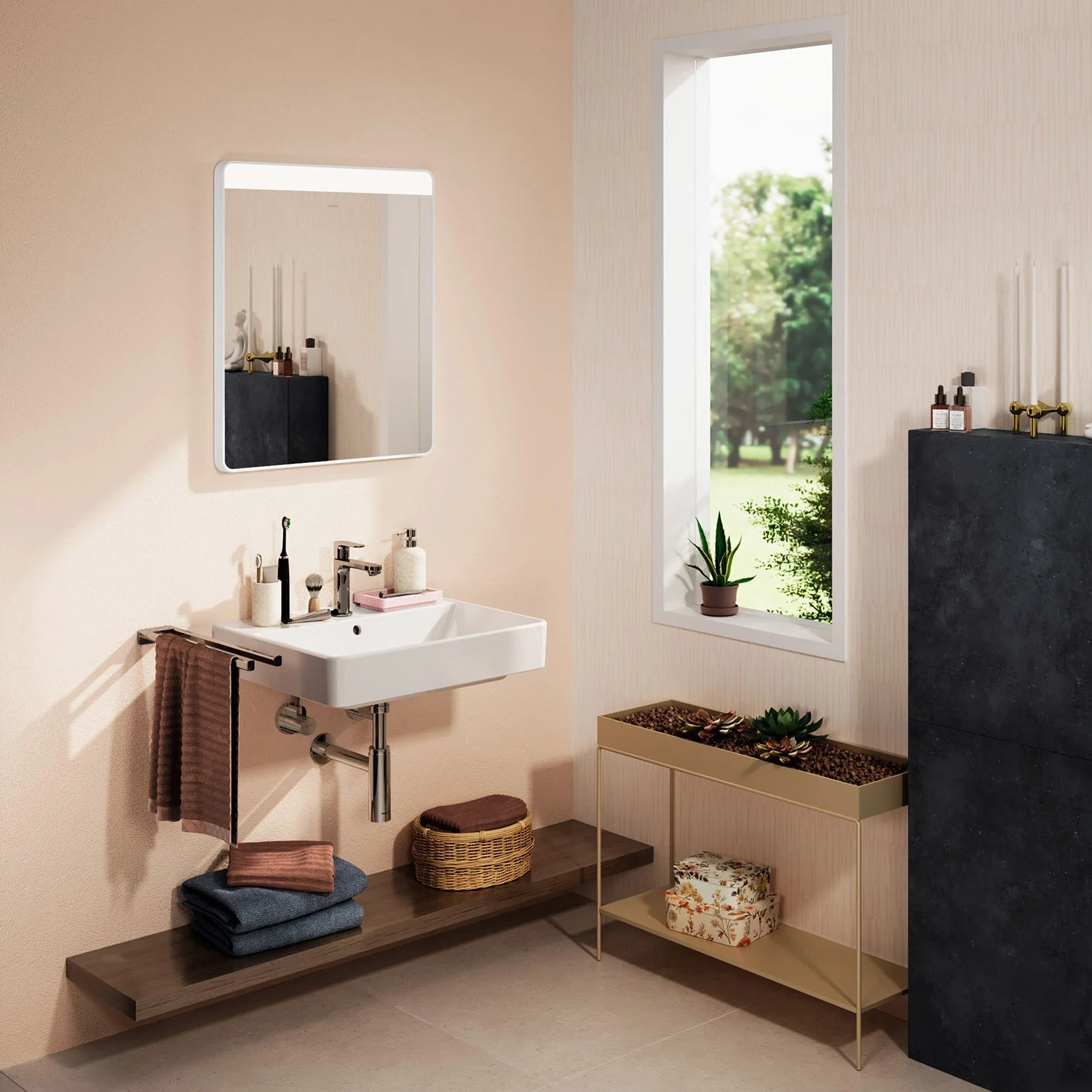 Łazienka z dużym kwadratowym lustrem, hansgrohe