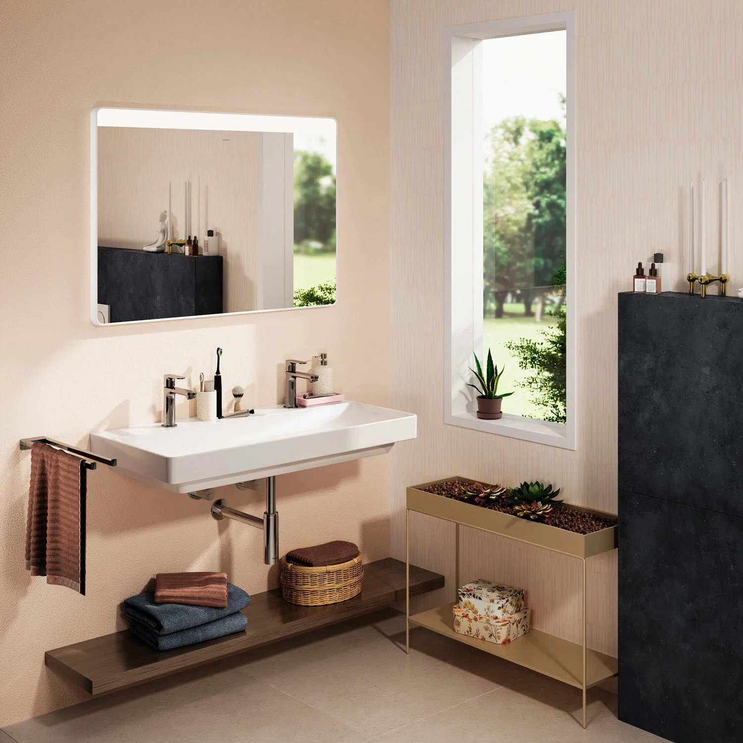 Łazienka z dużym prostokątnym lustrem, hansgrohe