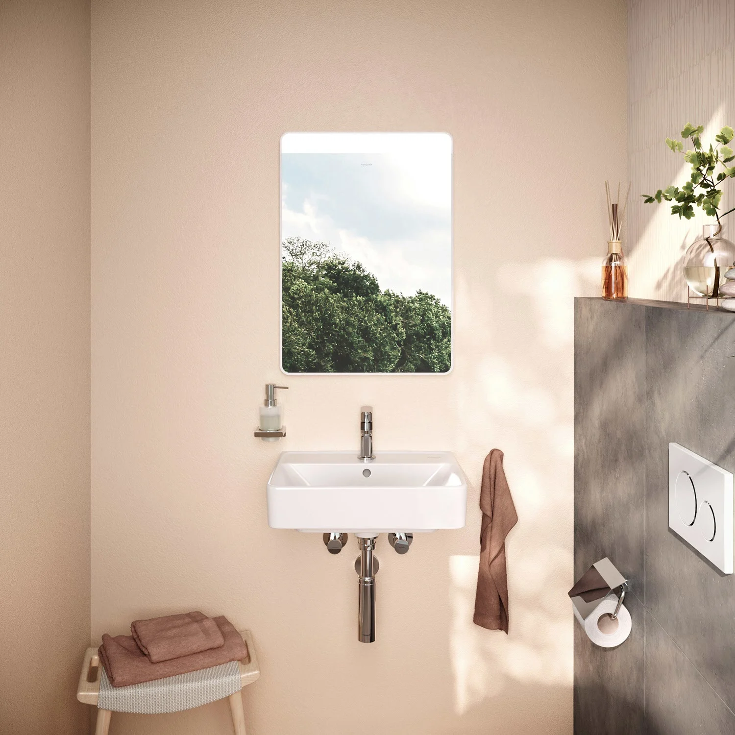 Mała łazienka z lustrem i umywalką, hansgrohe