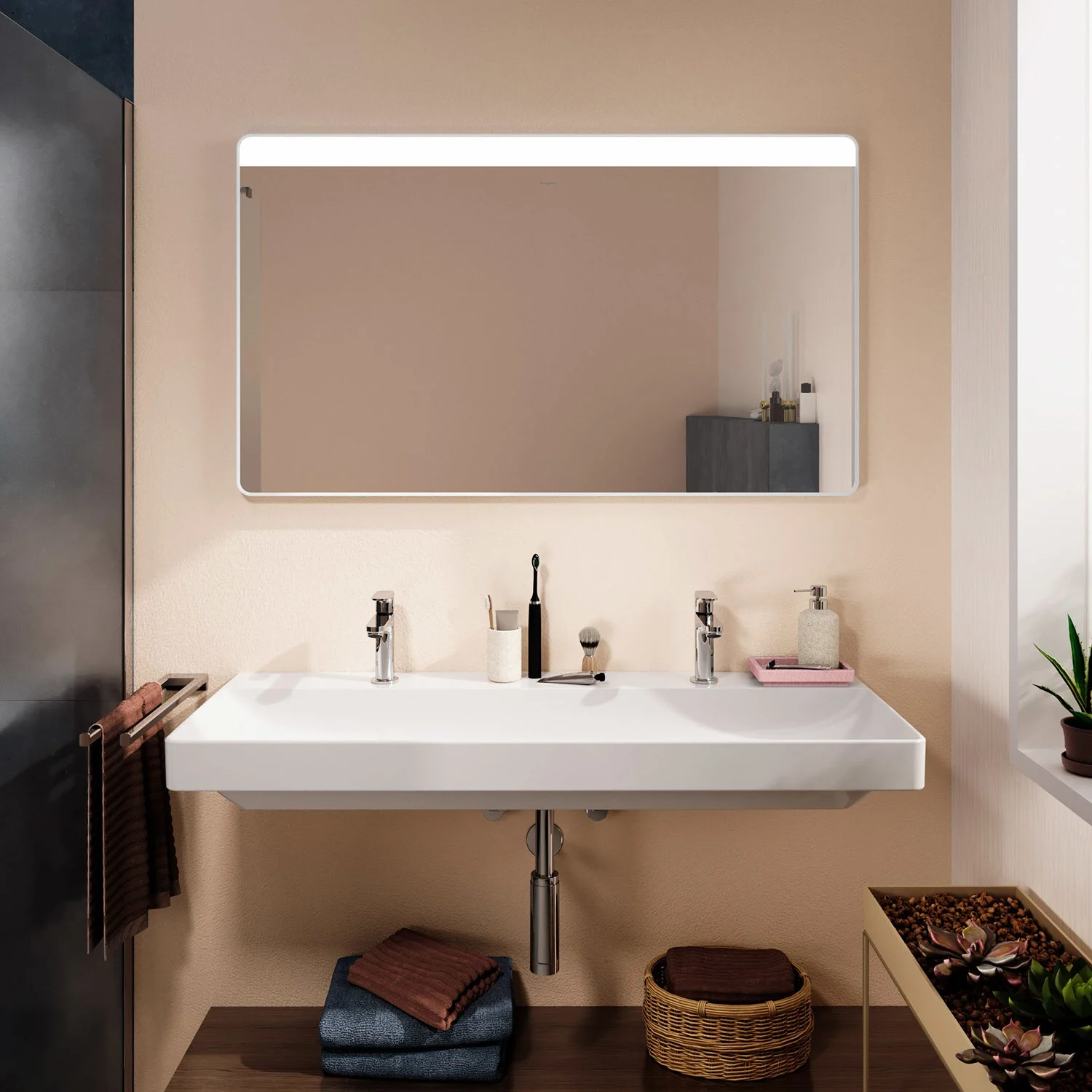 Łazienka z dużym lustrem i podwójną umywalką, hansgrohe