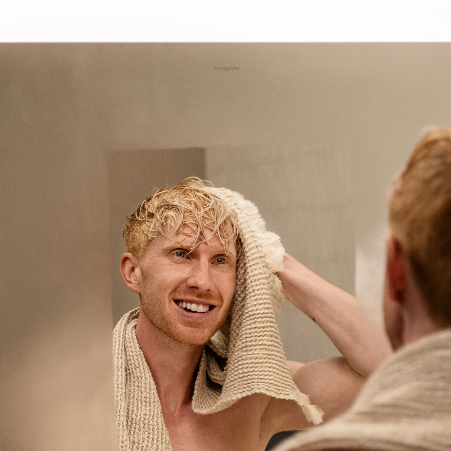 Osoba susząca się przed lustrem, hansgrohe