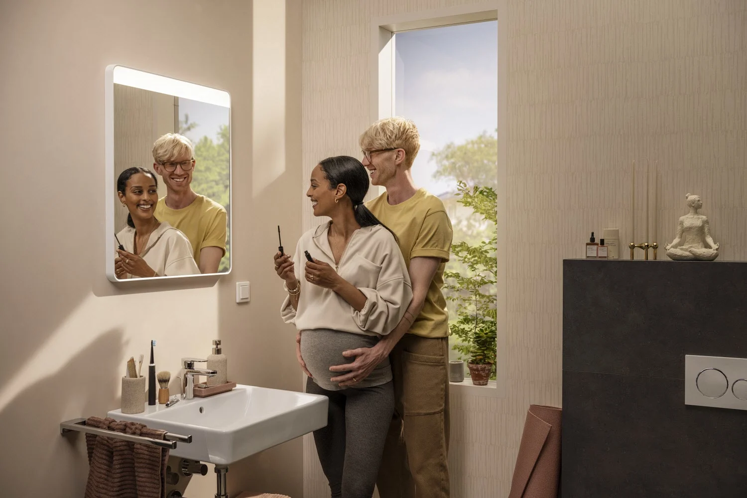 Para w łazience z podświetlanym lustrem, hansgrohe