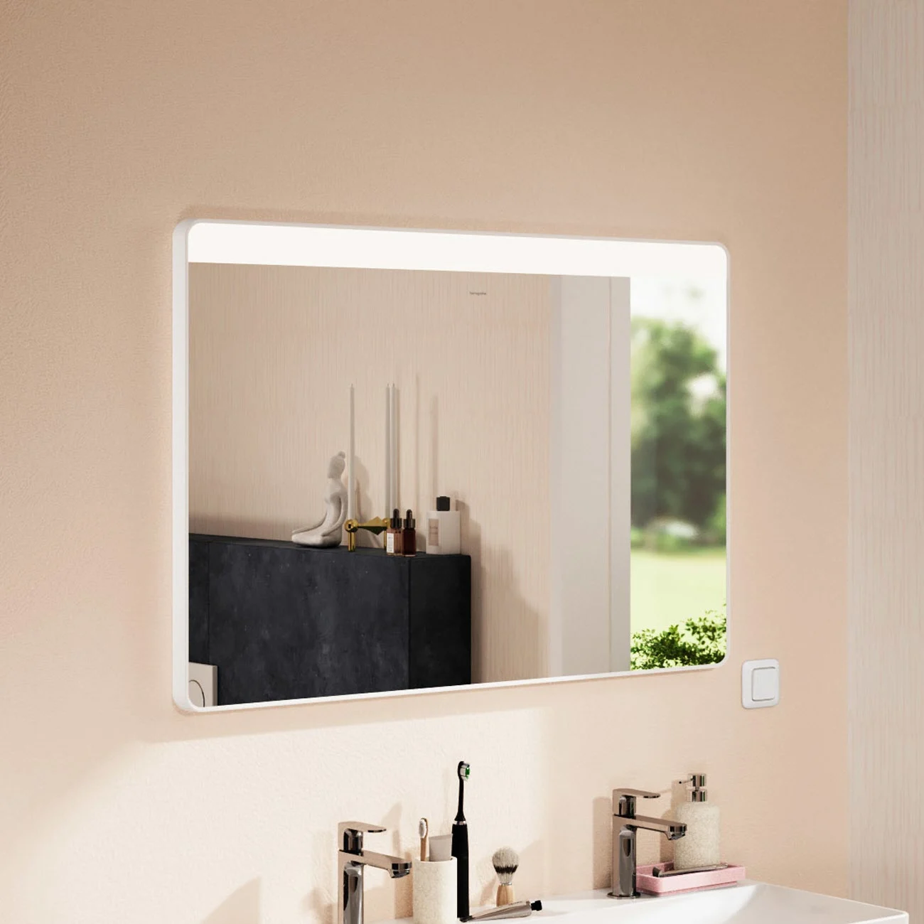 Szerokie podświetlane lustro w łazience z białą ramą, hansgrohe