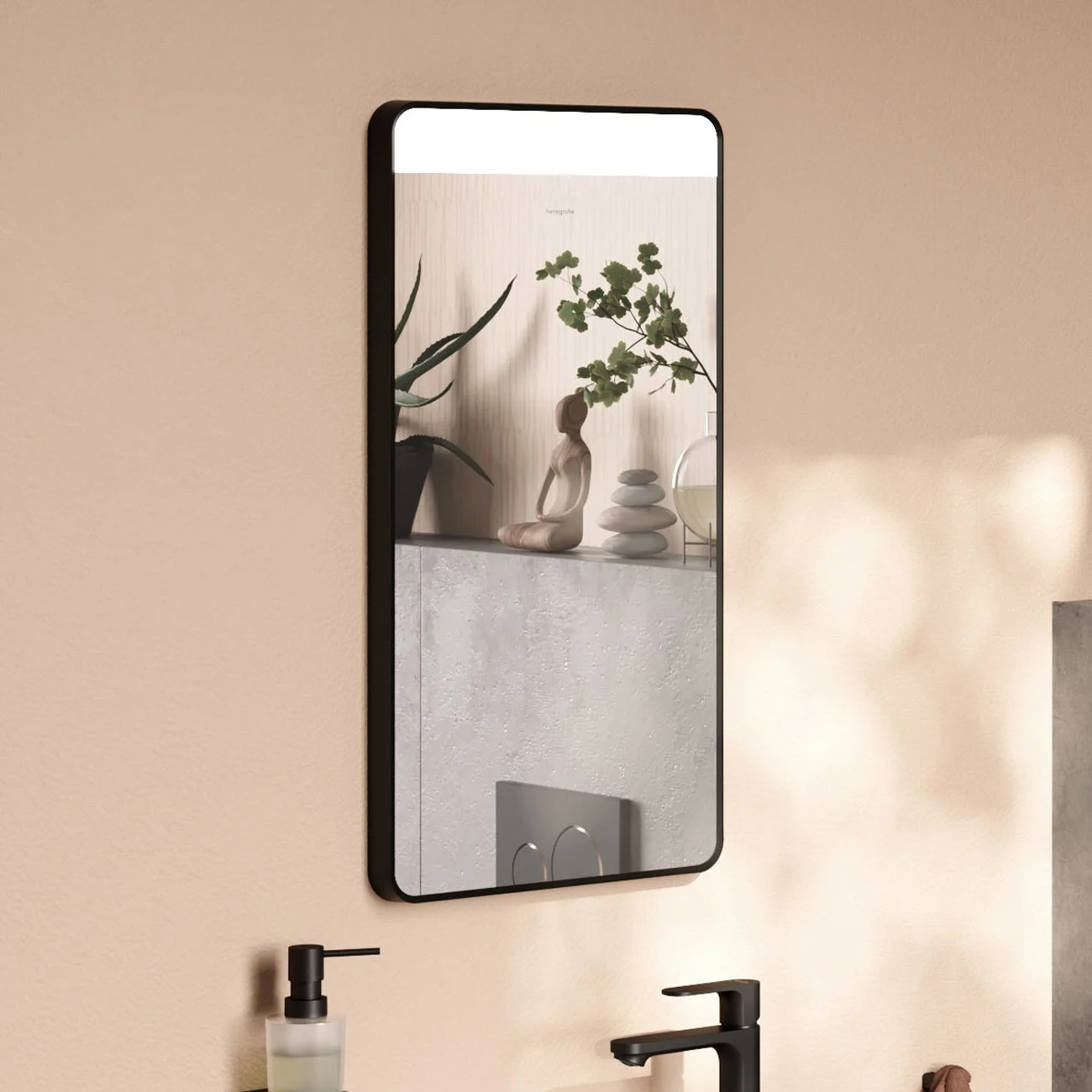Prostokątne lustro z czarną ramą w łazience, hansgrohe