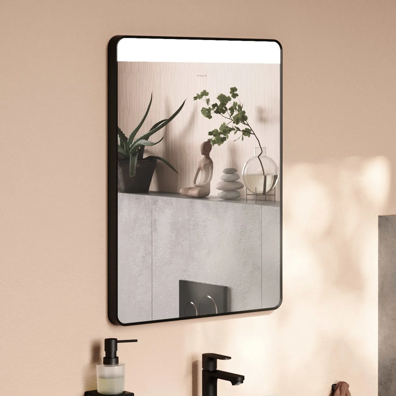 Kwadratowe lustro z czarną ramą w łazience, hansgrohe