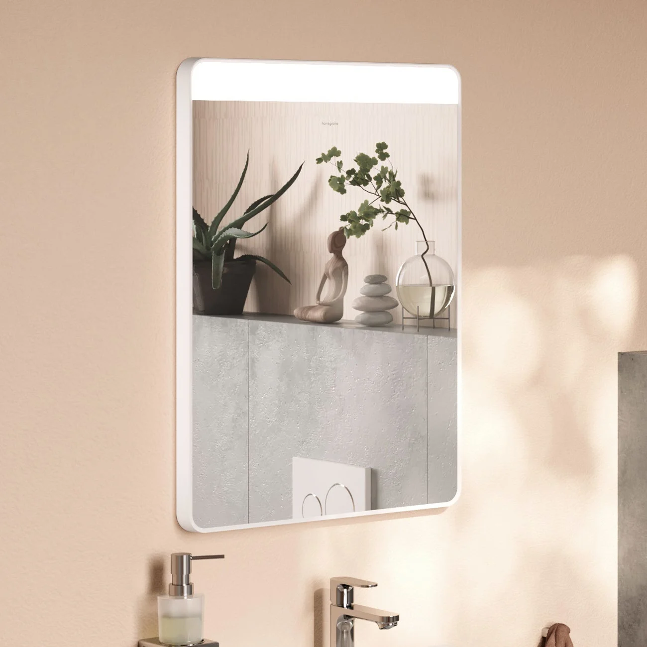 Kwadratowe lustro z białą ramą w łazience, hansgrohe