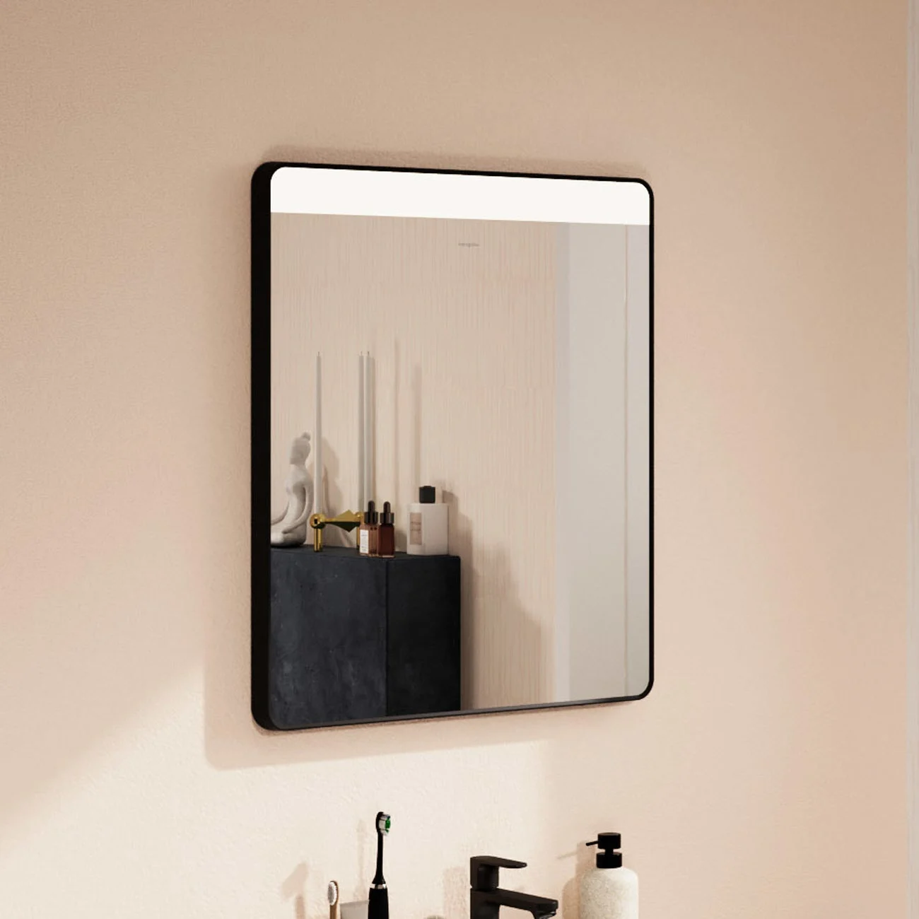 Kwadratowe lustro z czarną ramą w łazience, hansgrohe