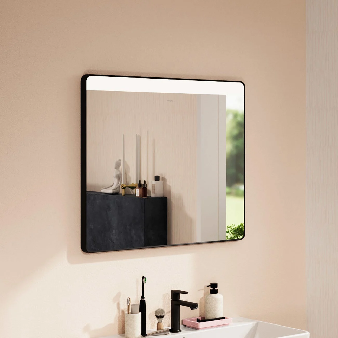 Duże podświetlane lustro nad umywalką w łazience, hansgrohe