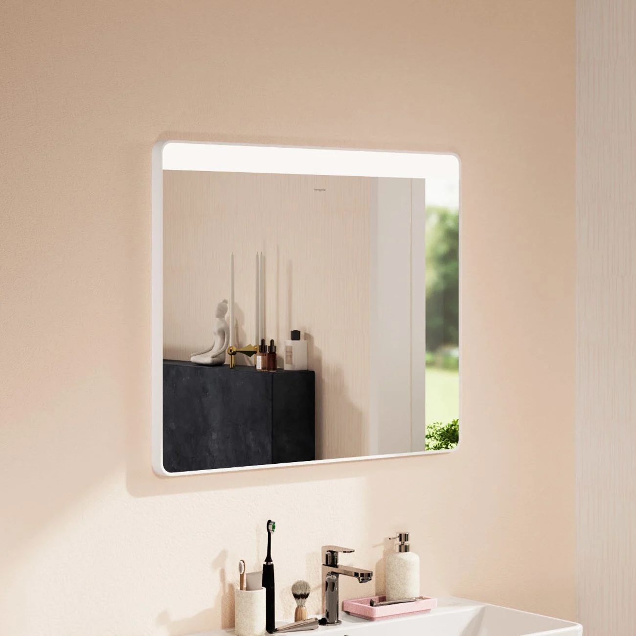 Duże podświetlane lustro nad umywalką w łazience, hansgrohe