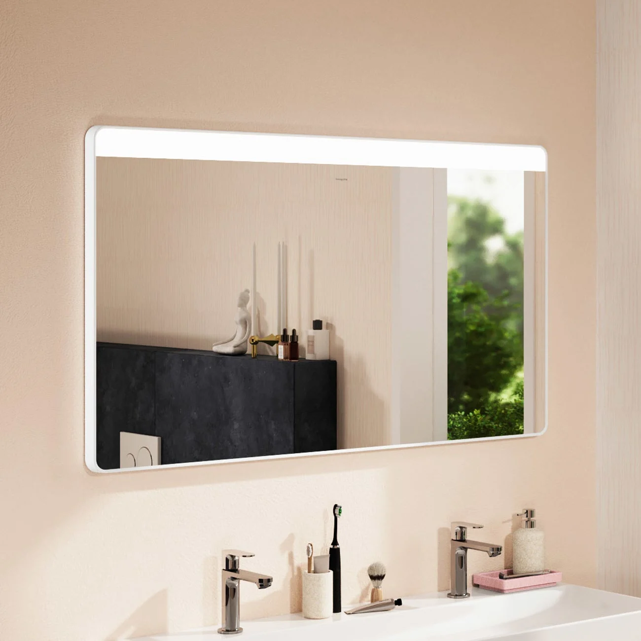 Duże podświetlane lustro nad umywalką w łazience, hansgrohe