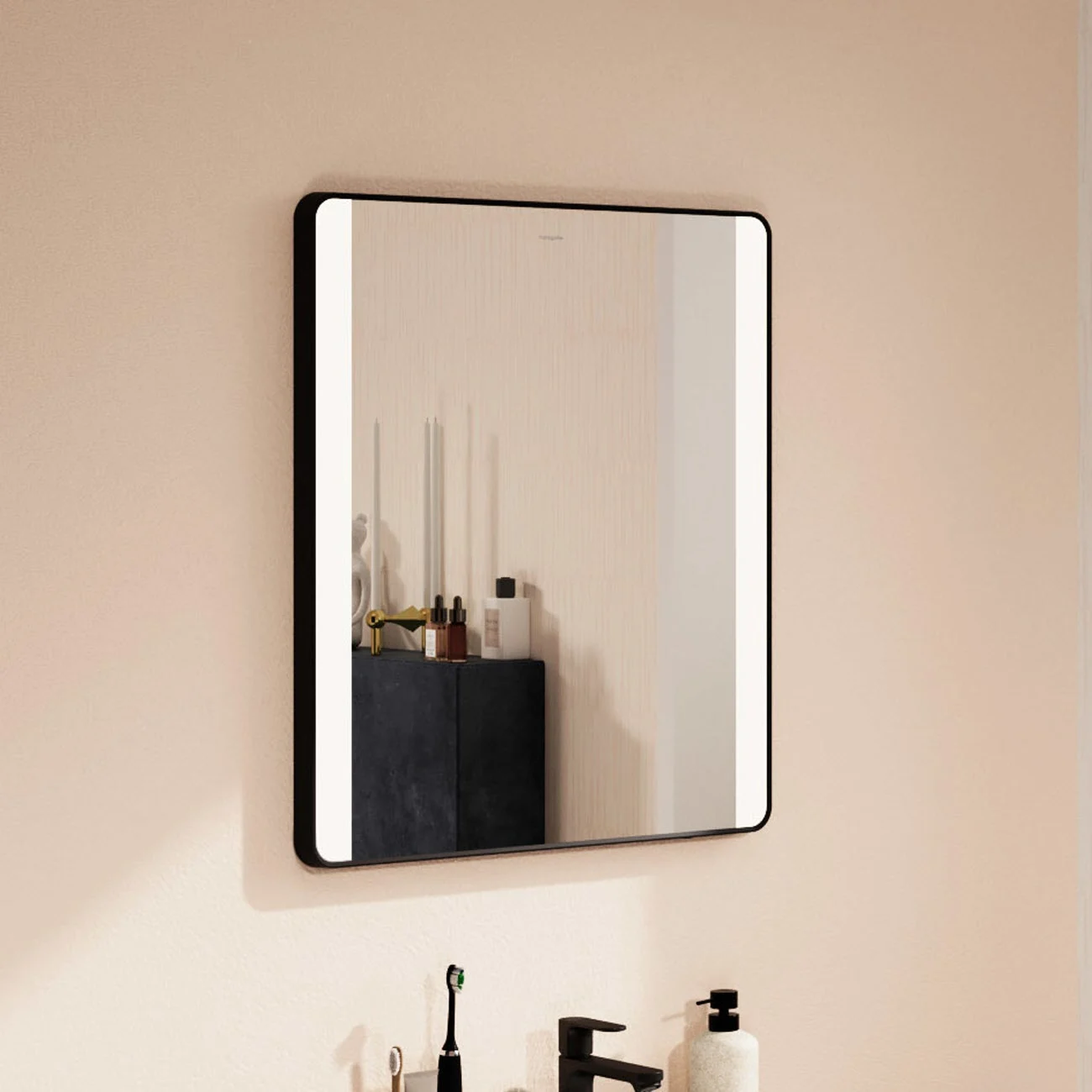 Lustro w łazience z umywalką i dekoracją, hansgrohe