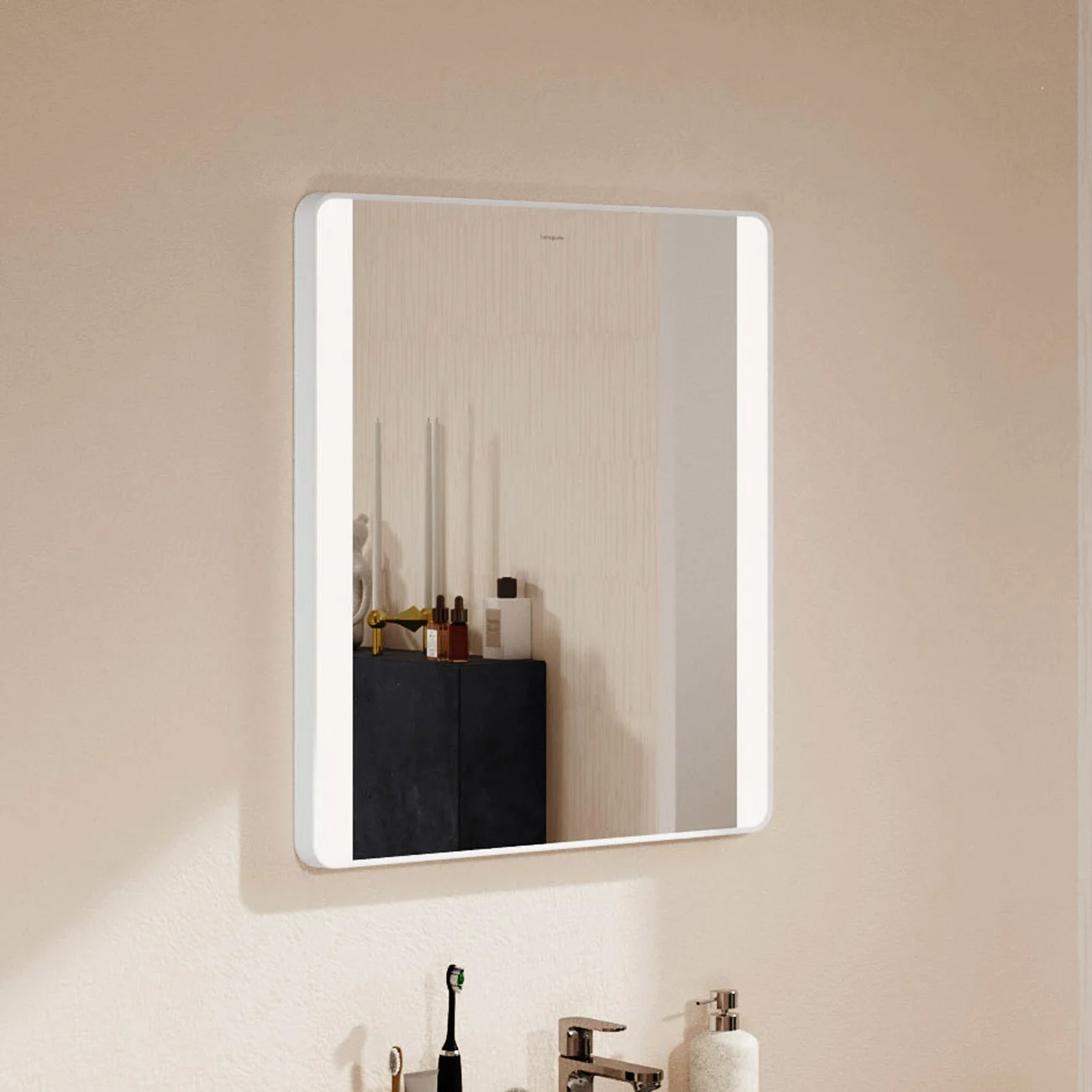Lustro w łazience z umywalką i dekoracją, hansgrohe