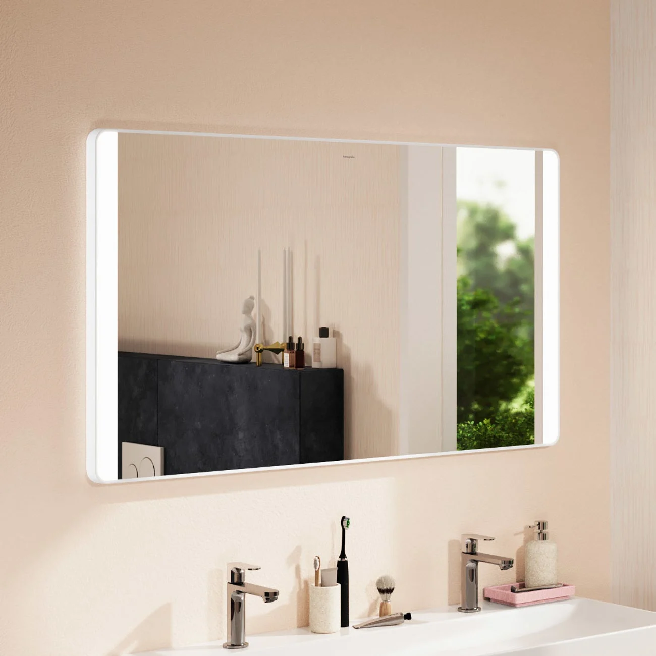 Lustro w łazience z umywalką i dekoracją, hansgrohe