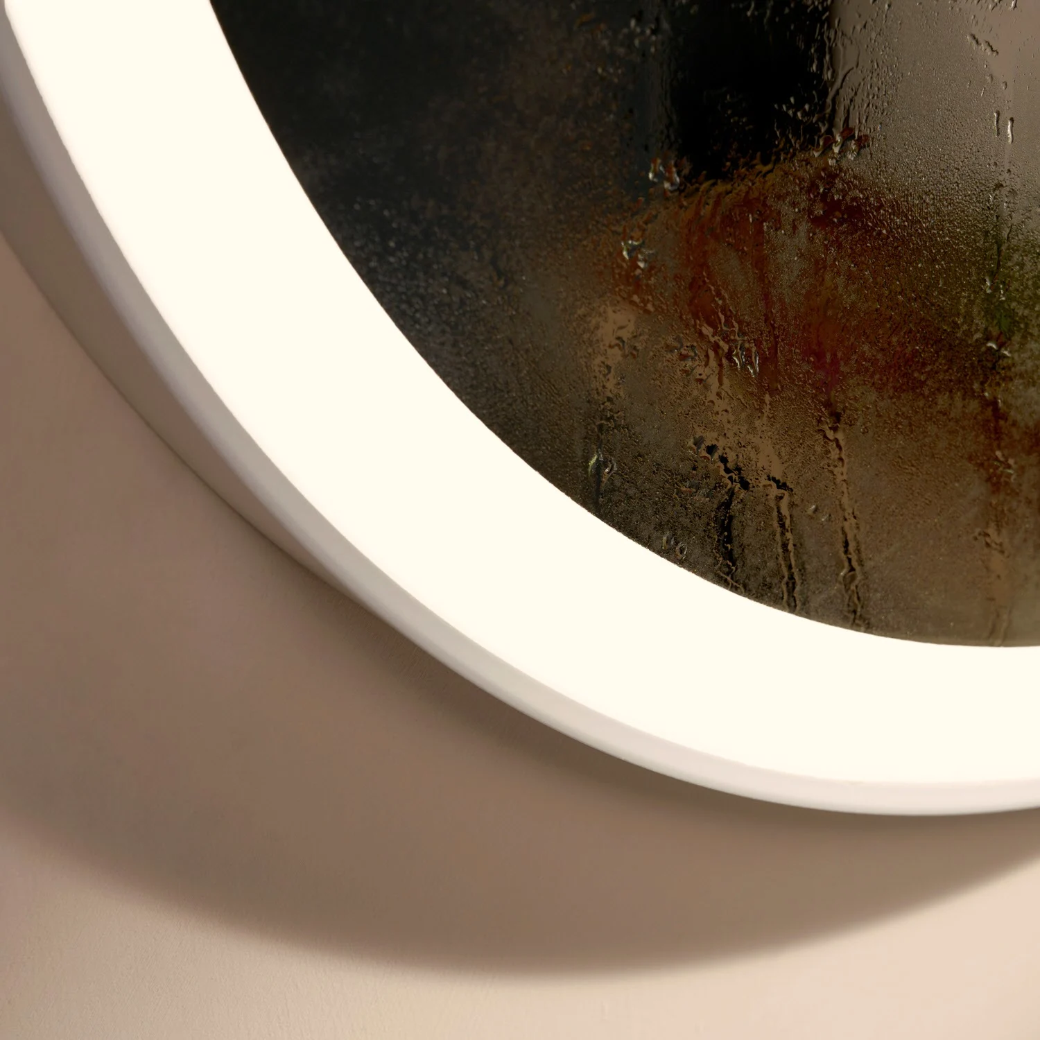 Zbliżenie okrągłego lustra z białą ramą, hansgrohe