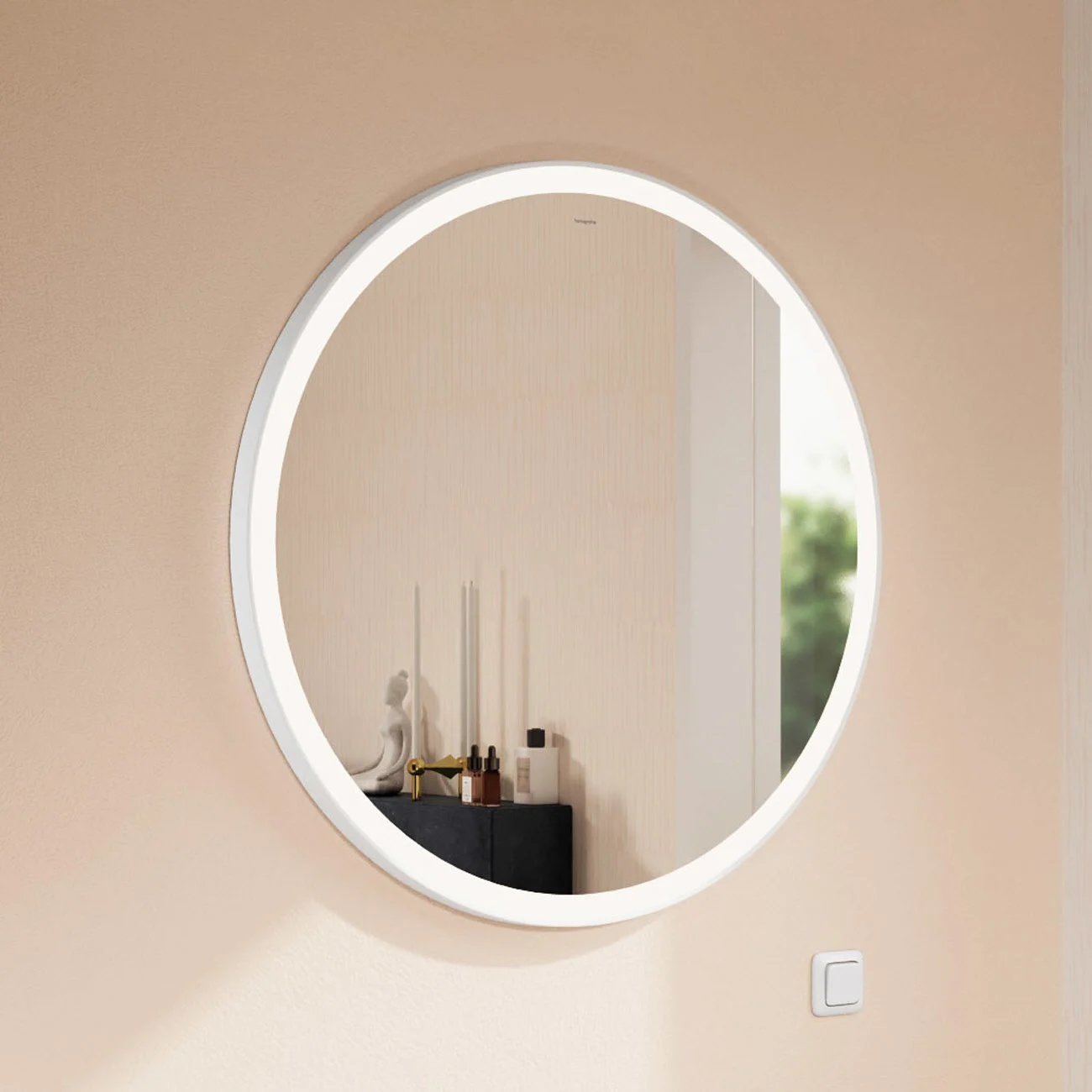 Okrągłe lustro z białą ramą w łazience, hansgrohe