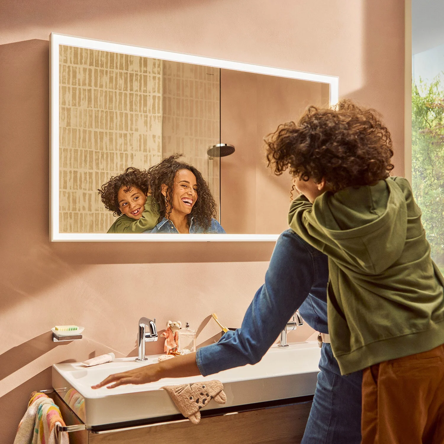 Łazienka z podświetlanym lustrem, hansgrohe